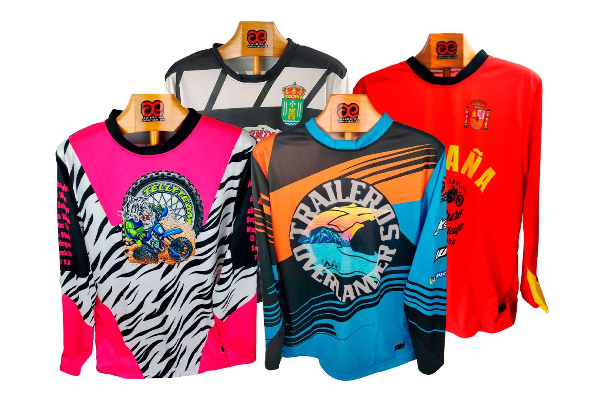 Ventajas de ADHESIVOSEMBARRADOS en ropa de motocross personalizable