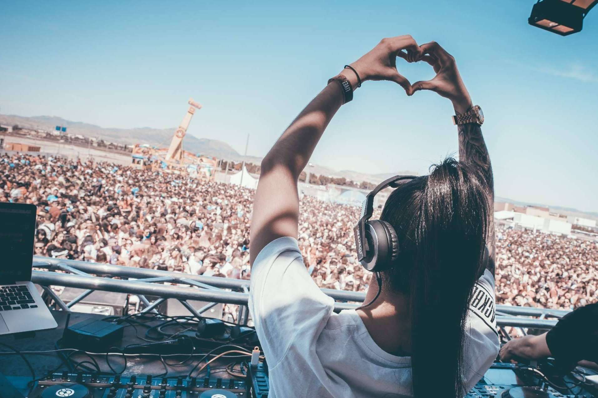 Zucla, la DJ que revoluciona la escena musical urbana
