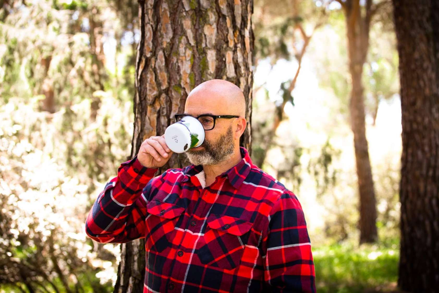 Estrechón de manos entre las estrategias de marketing y la IA con el trabajo de Rumpelstinski