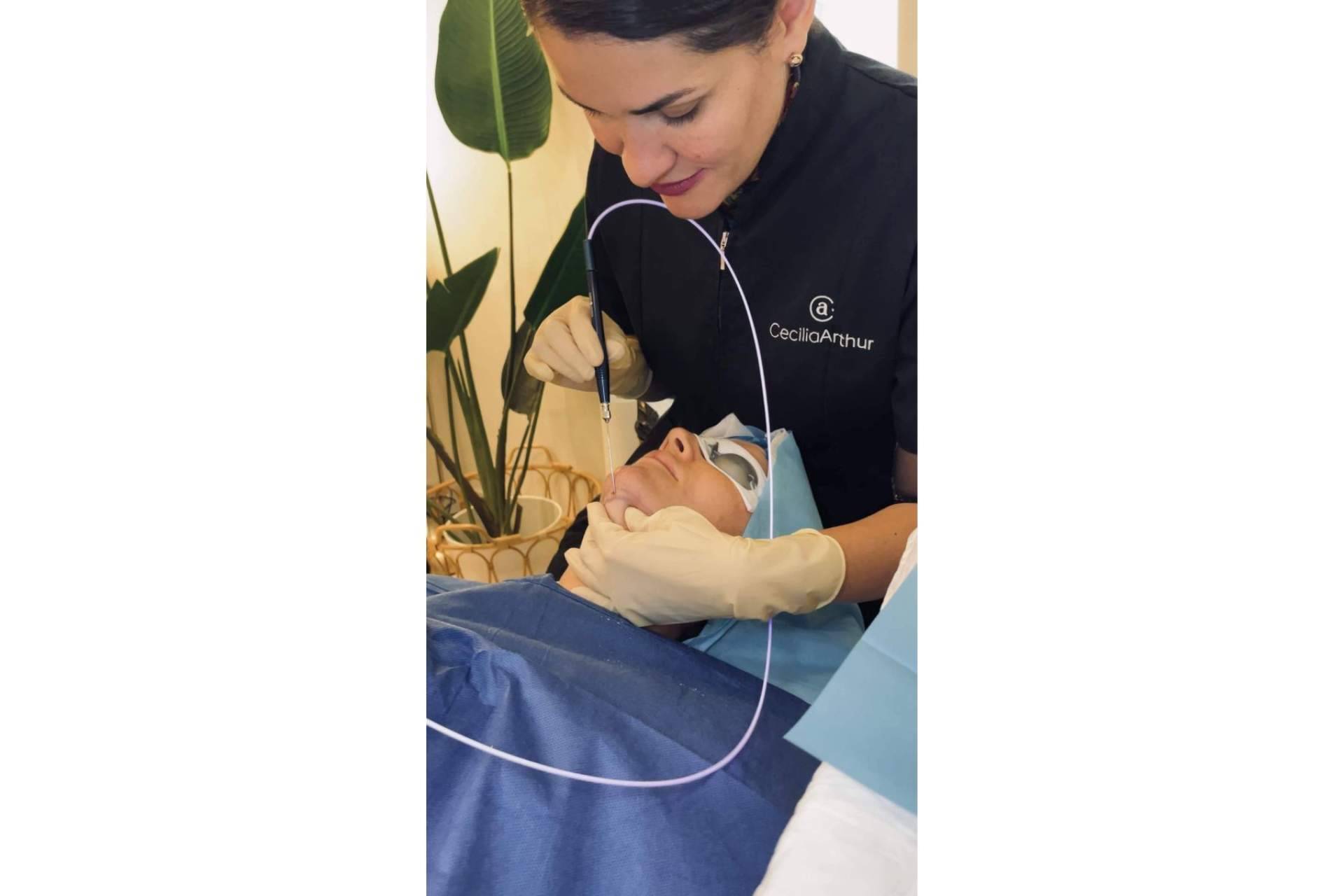 Beneficios del tensado de cuello con Klaser Blue, por la Dra. Cecilia Arthur