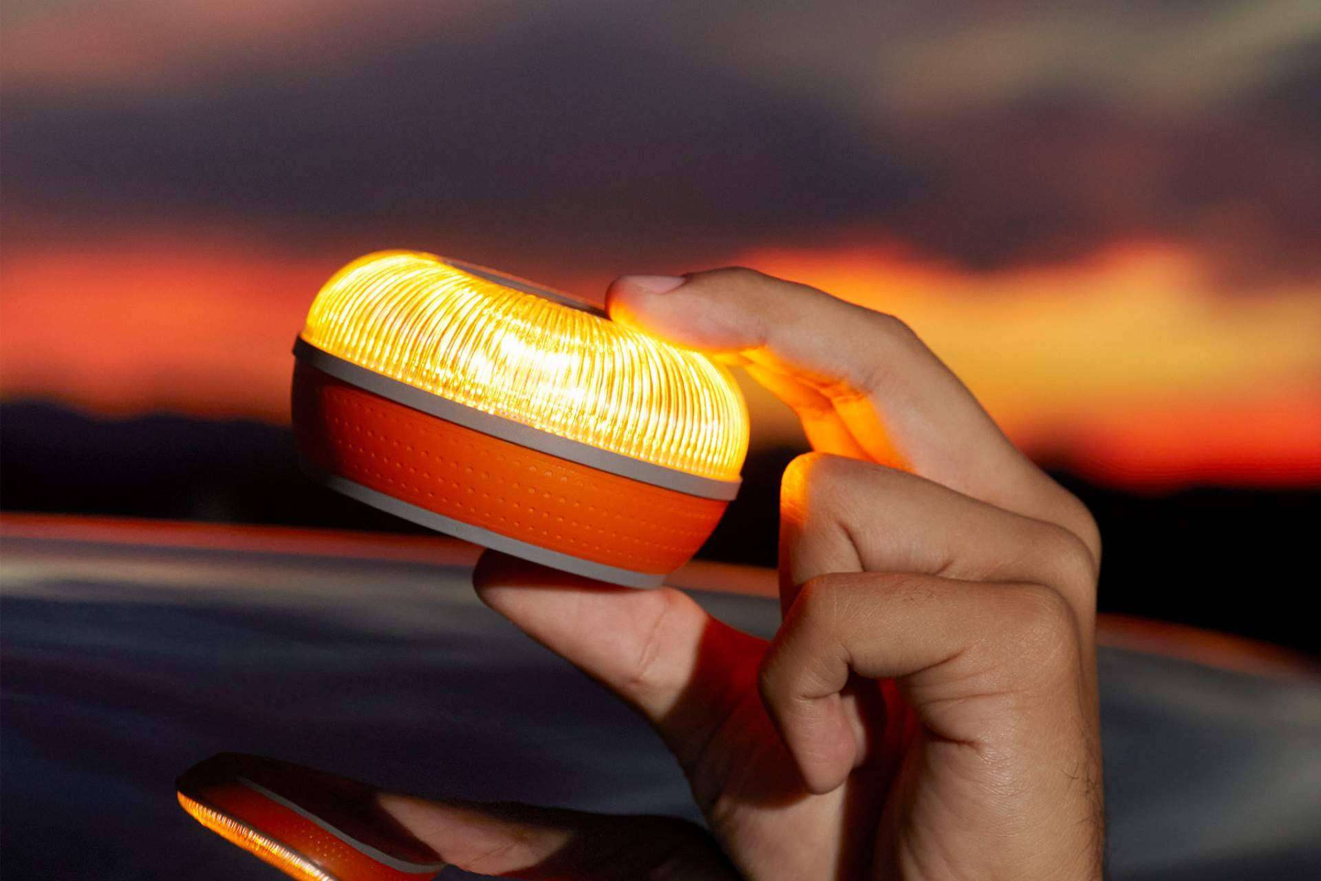 FlashLED SOS; El dispositivo de preseñalización V16 que redefine la seguridad vial