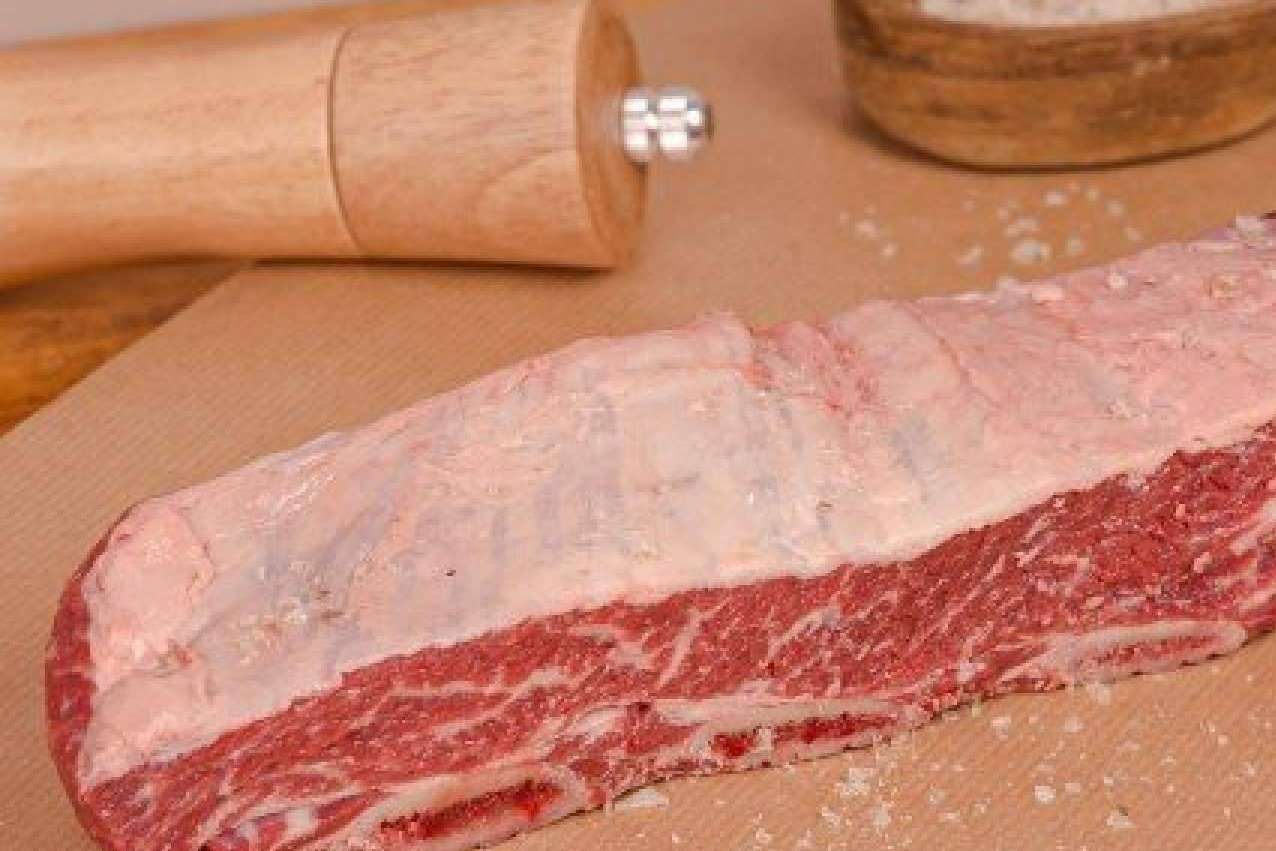 La tira de asado Angus de DeliArgentina, la joya del asado argentino