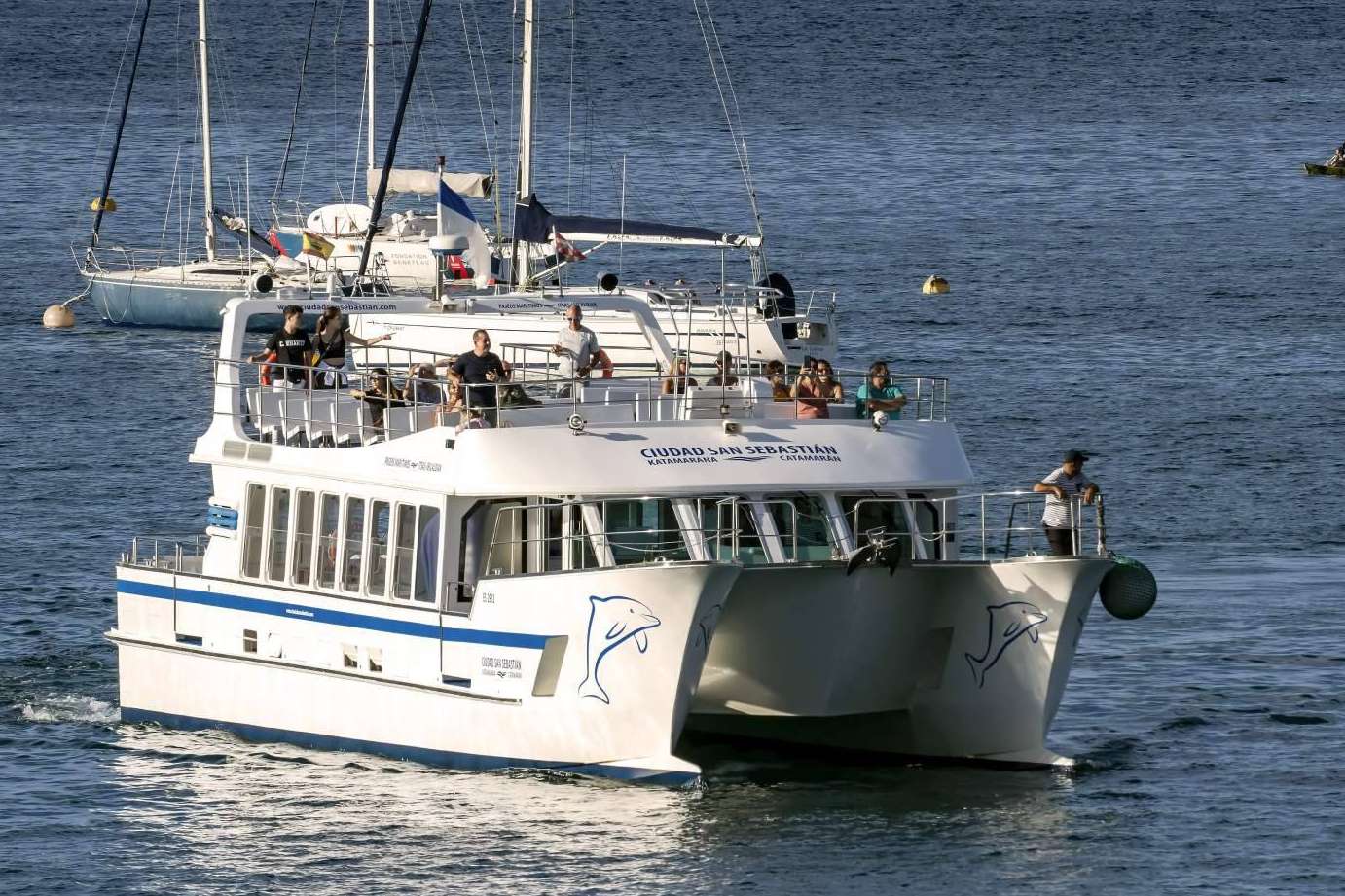 El acuerdo entre Catamarán Ciudad San Sebastián y Finanzauto fomenta la sostenibilidad marítima
