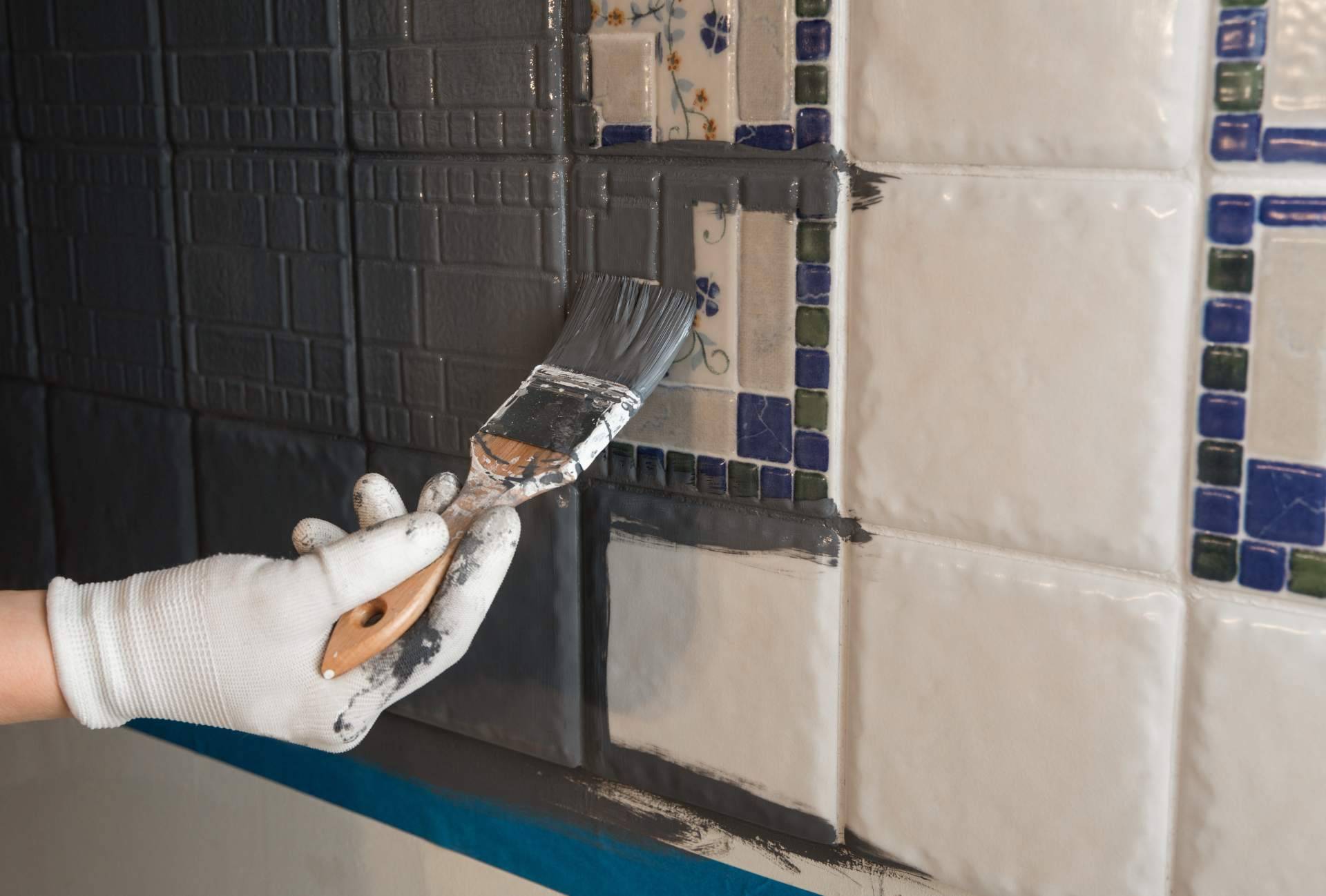 Renovar cocinas y baños al pintar los azulejos
