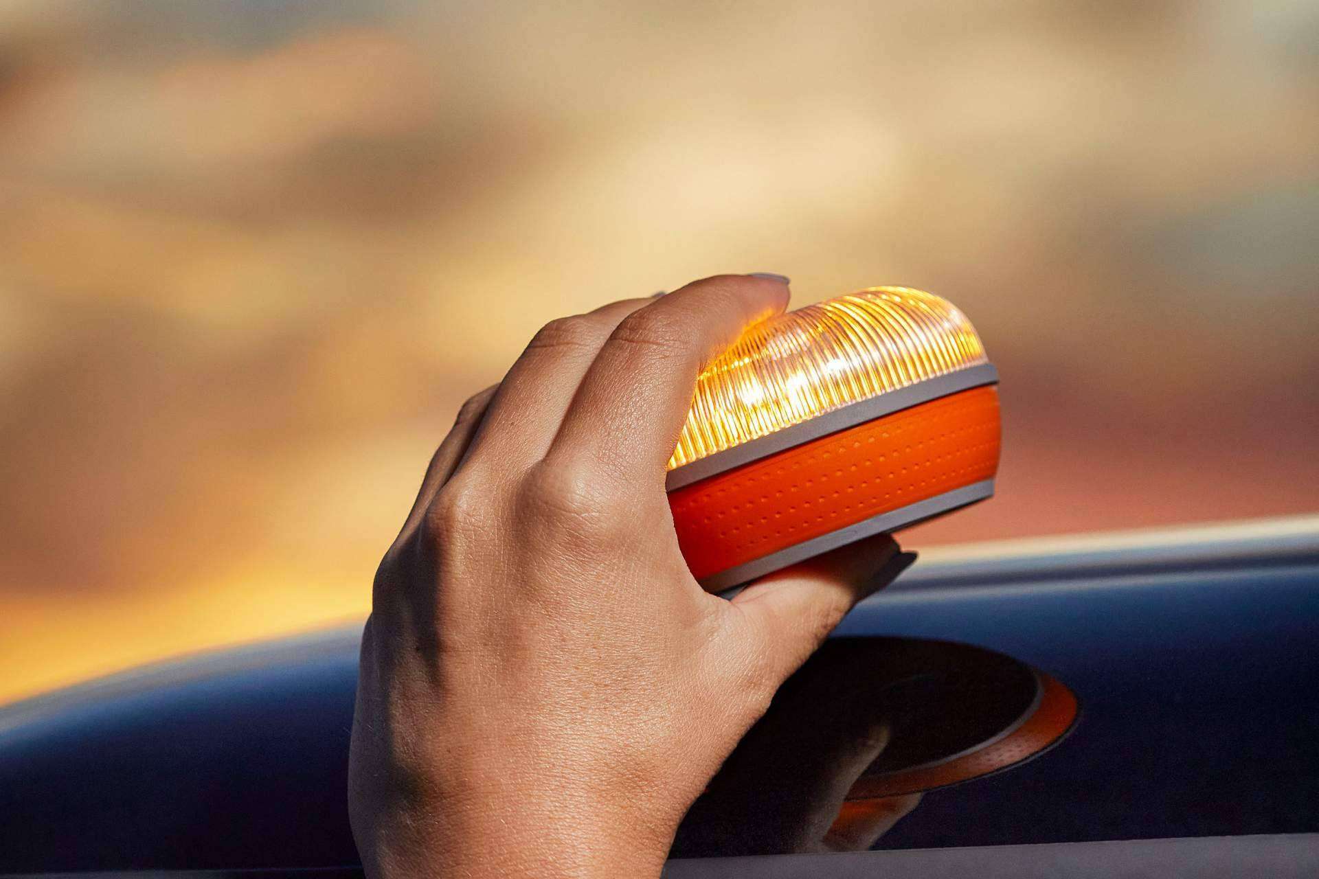 FlashLED SOS; Luz de emergencia V16 obligatoria para todos los vehículos excepto motocicletas