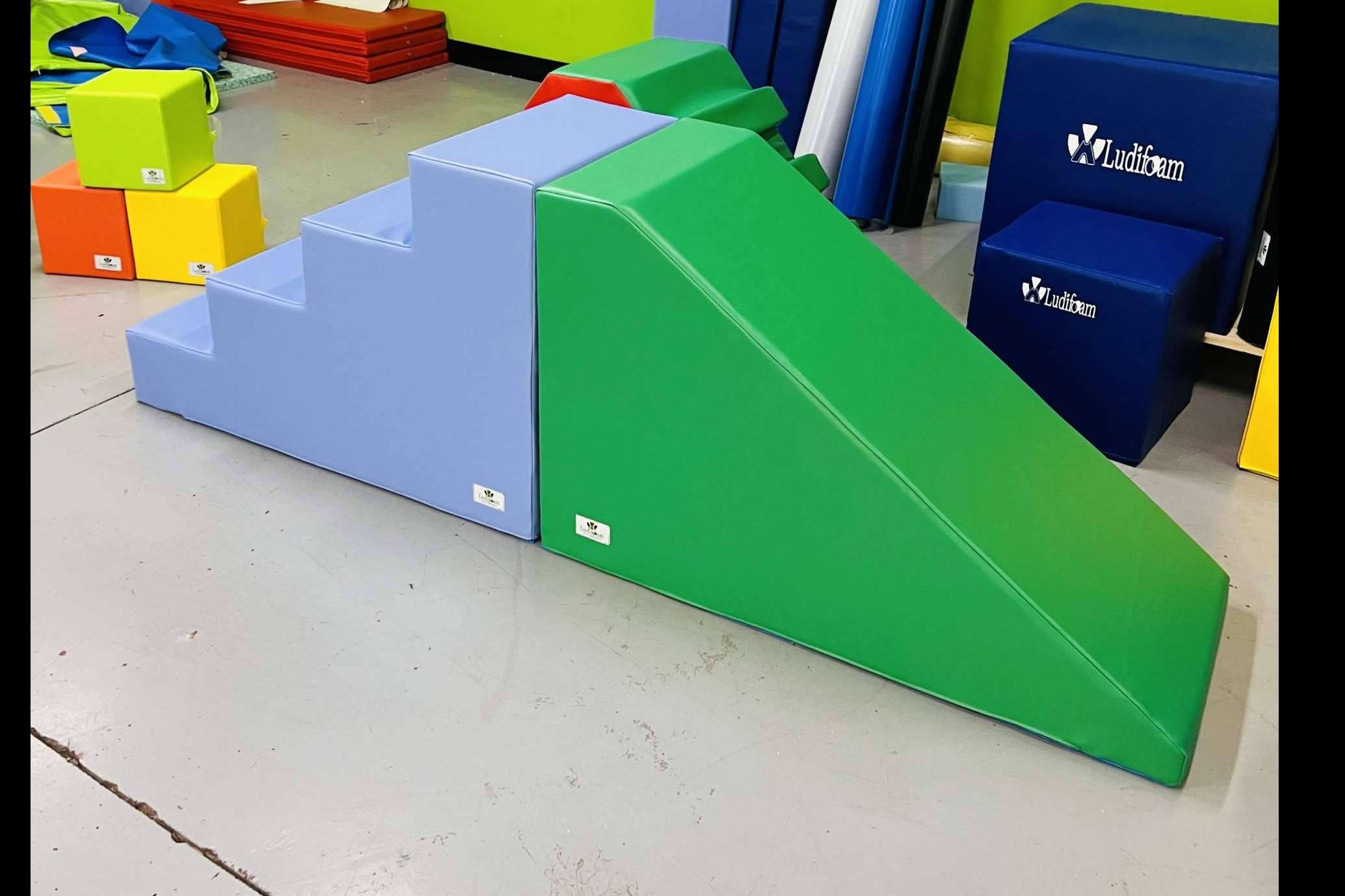 LUDIFOAM ofrece una serie de equipamientos para salas de psicomotricidad