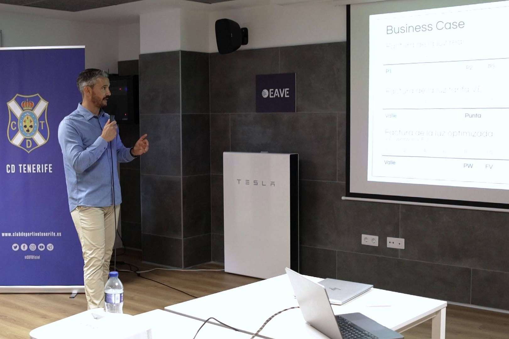 En un evento conjunto entre EAVE y Tesla Energy se presenta la revolucionaria batería Powerwall