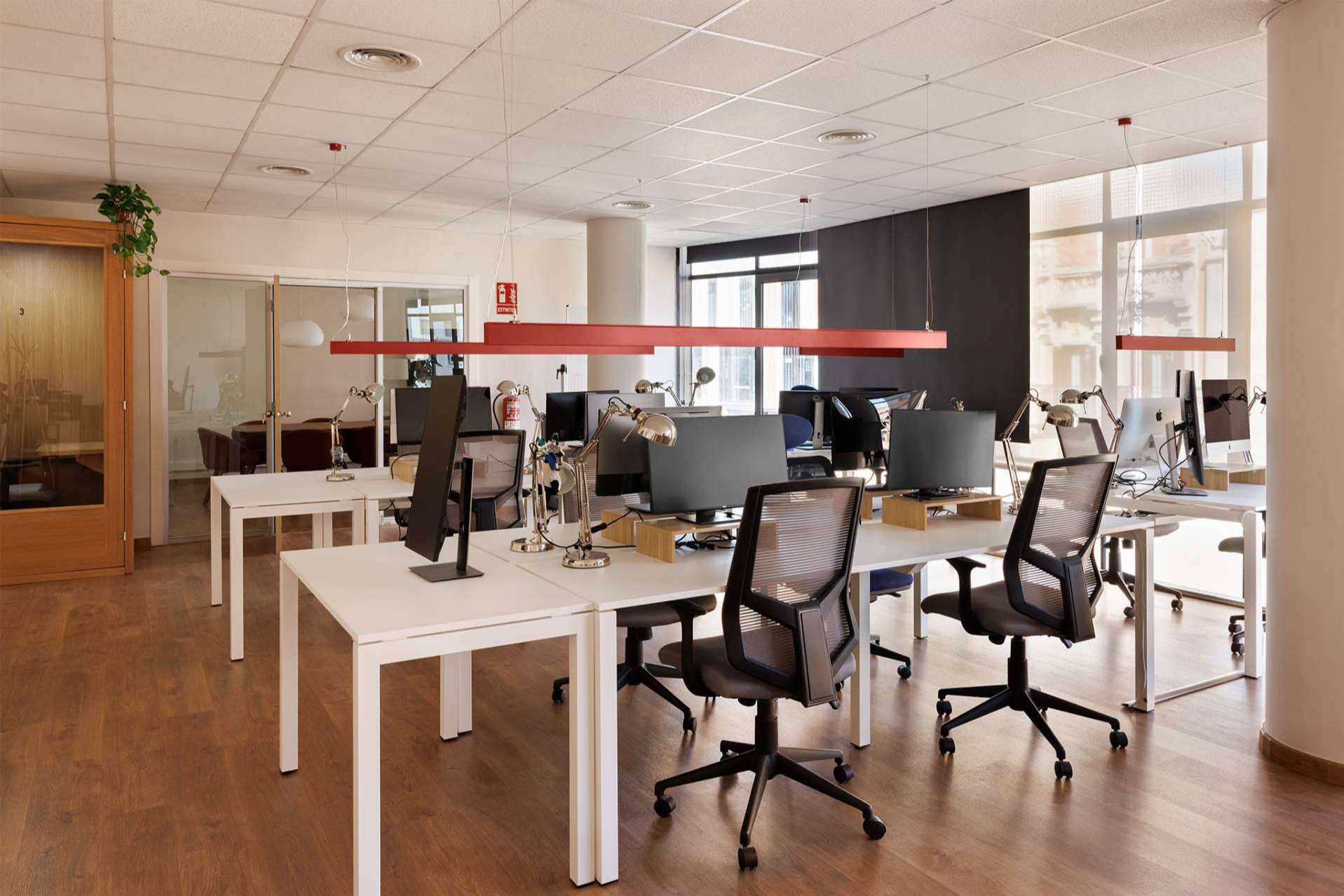 ¿Qué características tienen las oficinas de Sitandplug?