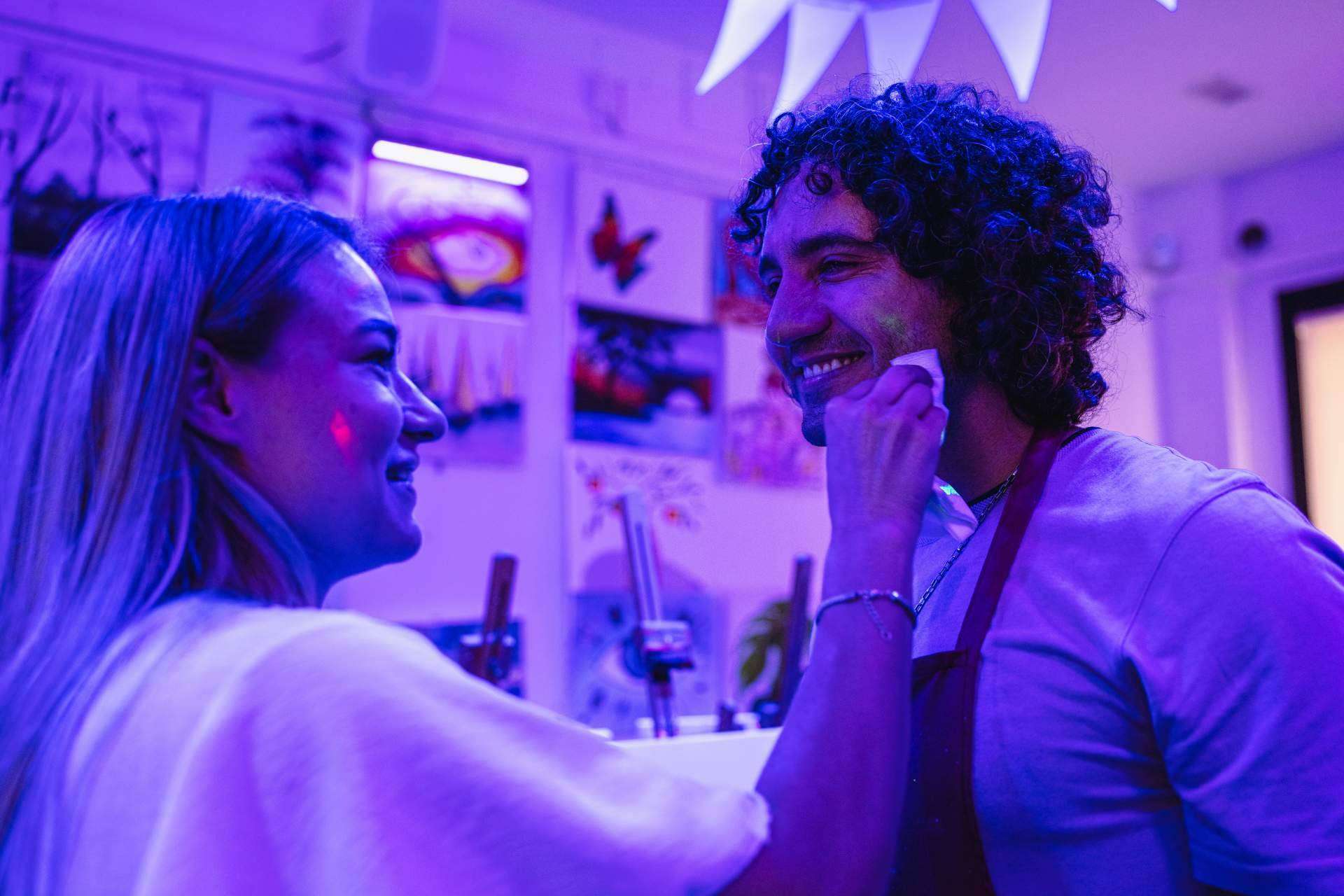 Noche de chicas con vino y arte en Madrid y Barcelona