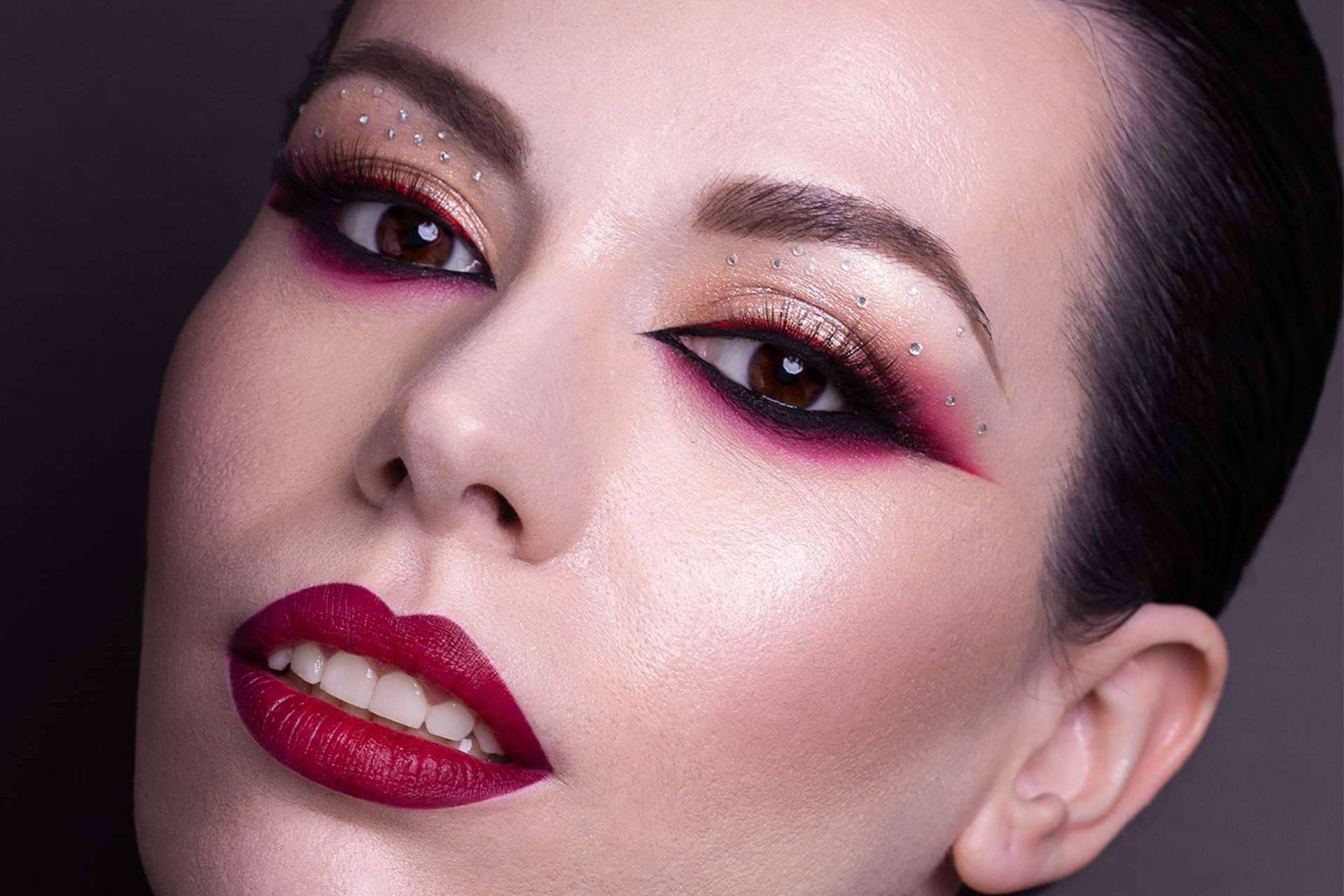 Con Javier Romero es posible aprender a vender servicios y cursos como maquilladora profesional