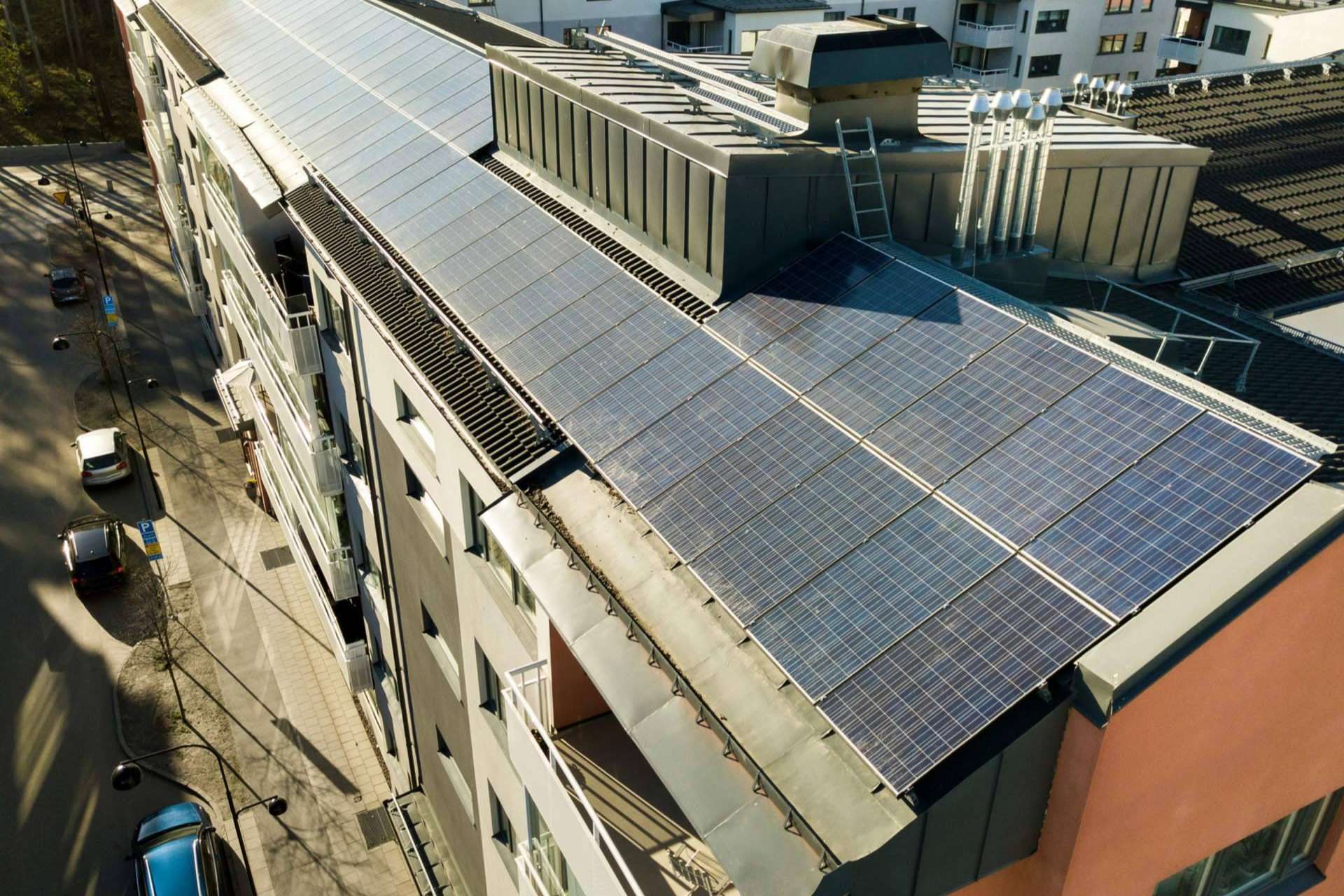 Vatios Verdes analiza el reclamo de la Fundación Renovables contra las distribuidoras eléctricas que ralentizan la transición hacia las energías limpias