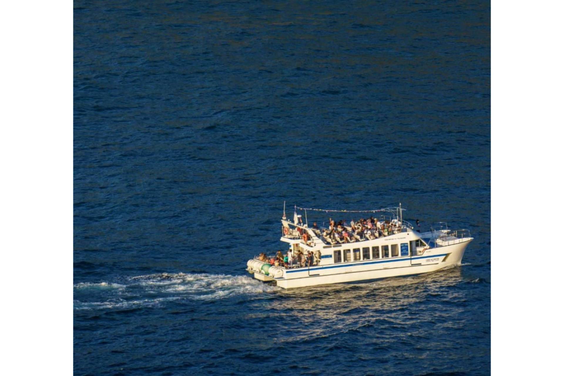 Descubrir San Sebastián desde el mar con los paseos en catamarán sostenible de Finanzauto Ciudad San Sebastián