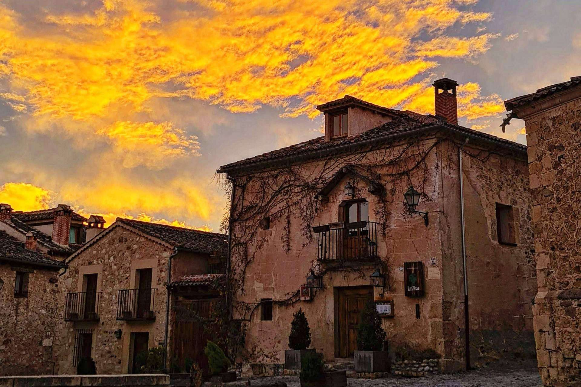 La Olma, cenas únicas en Pedraza con el tradicional lechazo asado en horno de leña