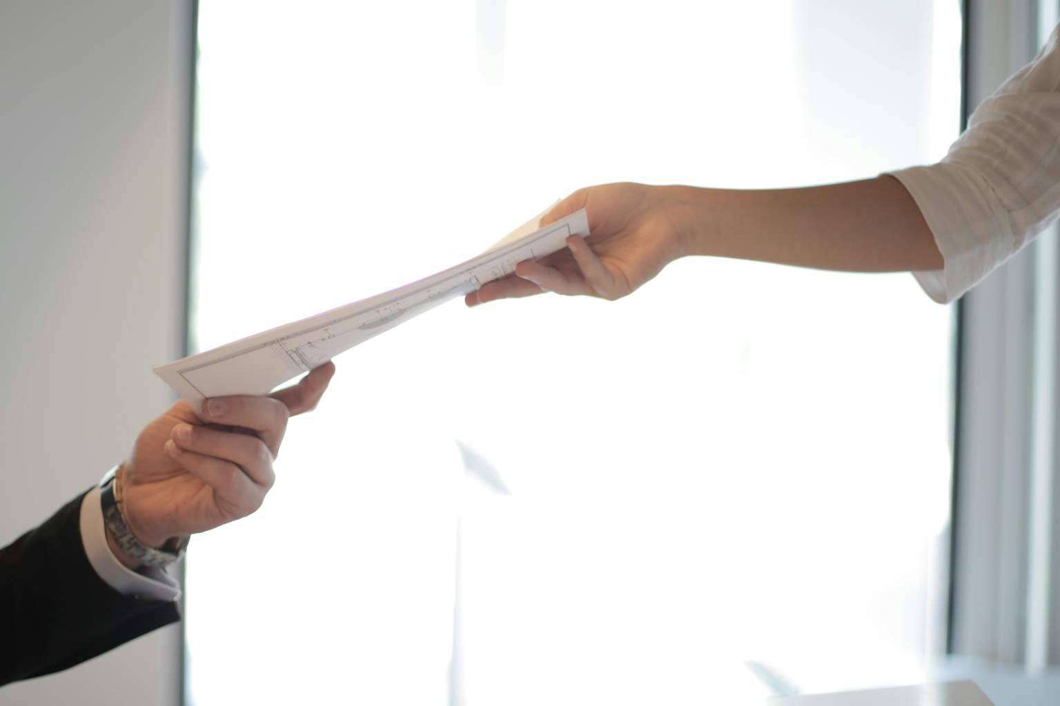 ¿Por qué es importante contar con un abogado mercantil especializado en contratos?