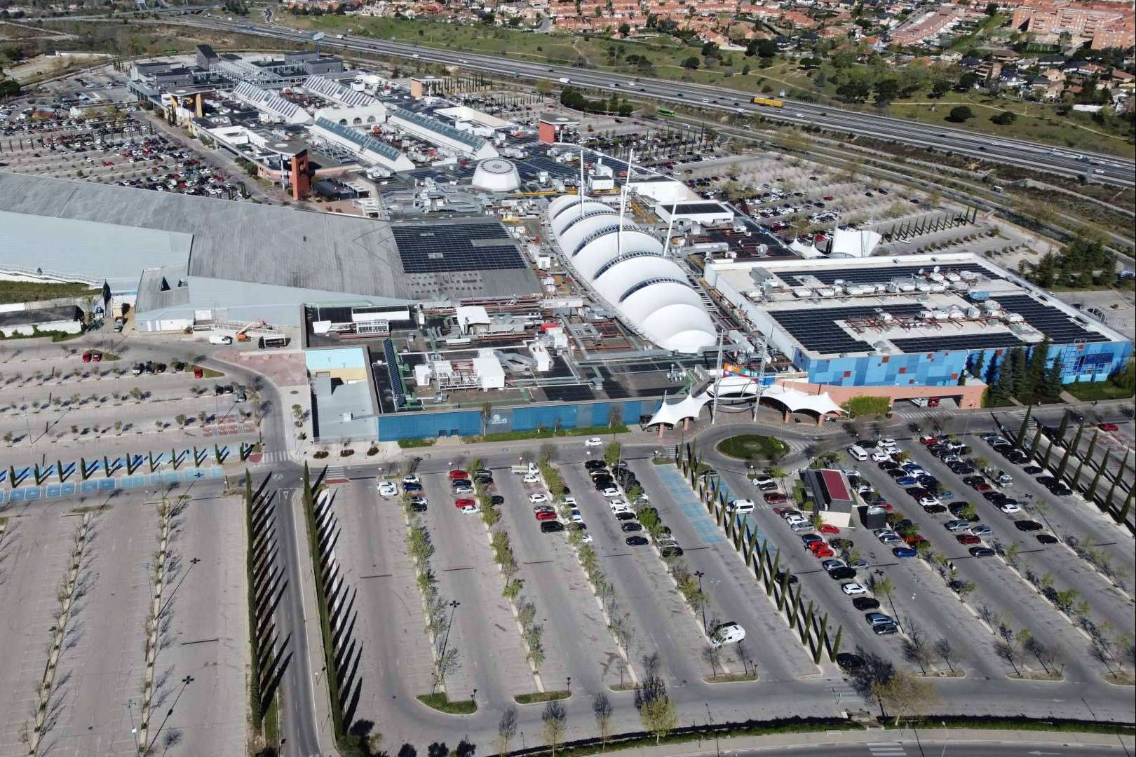 El parque de nieve de Madrid ha incorporado una estructura con módulos fotovoltaicos