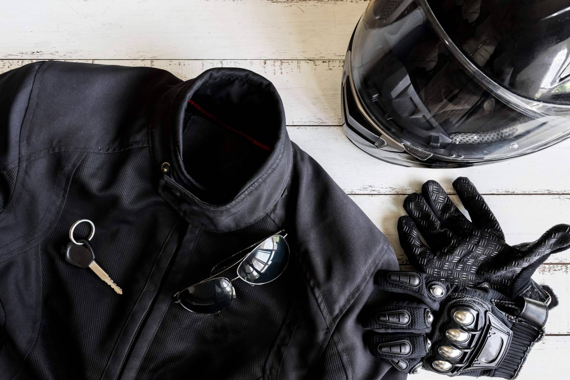 Eginer analiza los accesorios fundamentales para conducir moto en el frío invernal