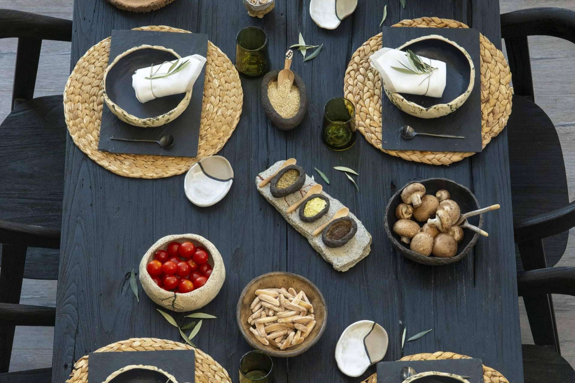 Crear mesas únicas para cualquier reunión es posible con las vajillas artesanales de Renye