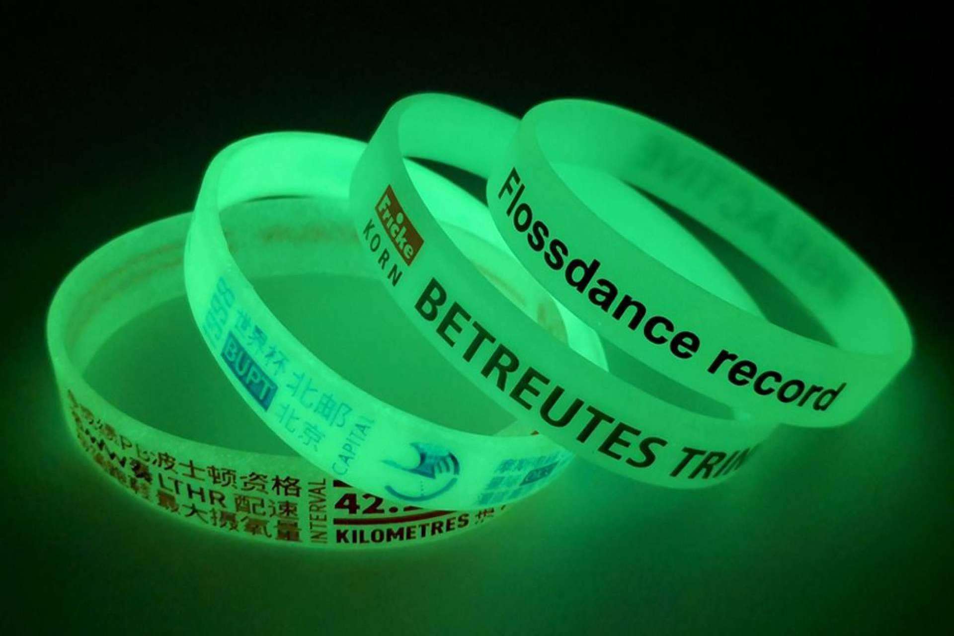 Eventos nocturnos más vibrantes con pulseras de silicona glow in the dark