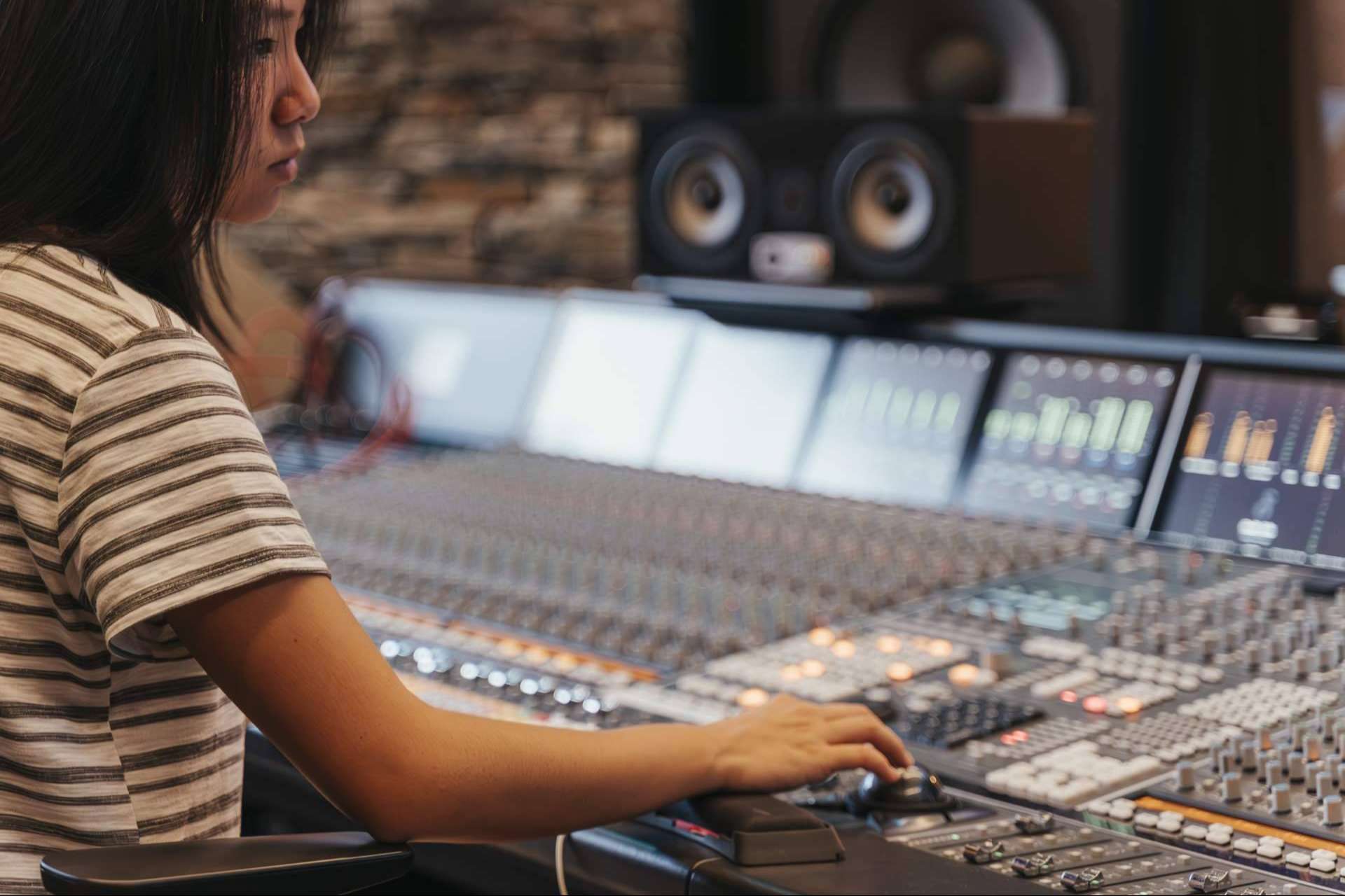 ¿Cómo la producción musical puede ayudar a músicos y cantantes?, por Eumes