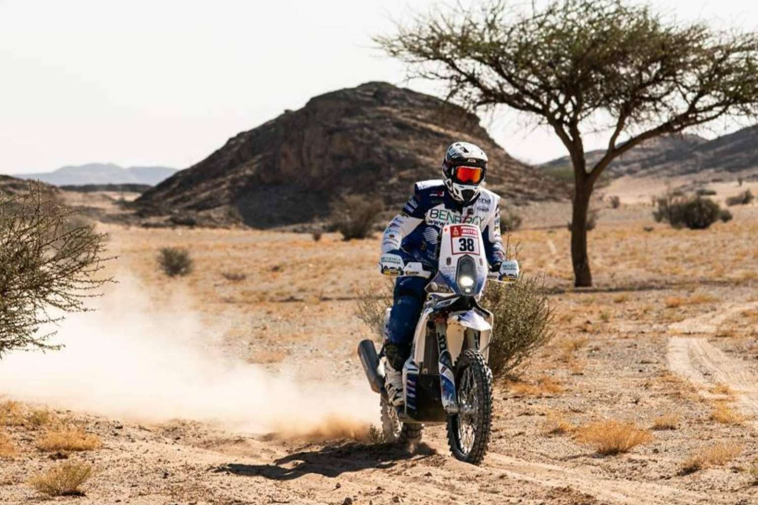 ADHESIVOSEMBARRADOS, líder en adhesivos de moto personalizados para pilotos del DAKAR