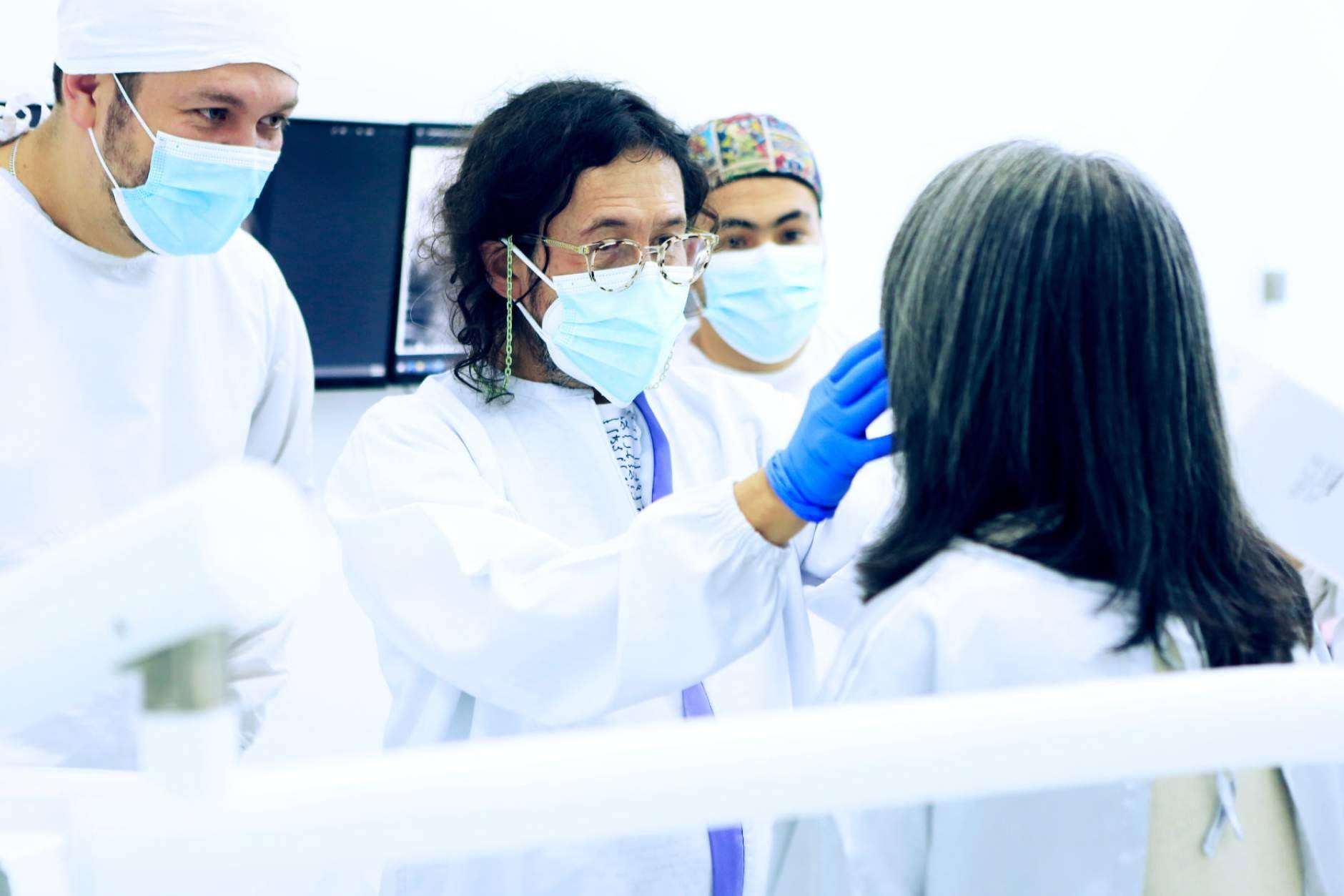 Marlon Becerra se especializa en implantes dentales en Colombia