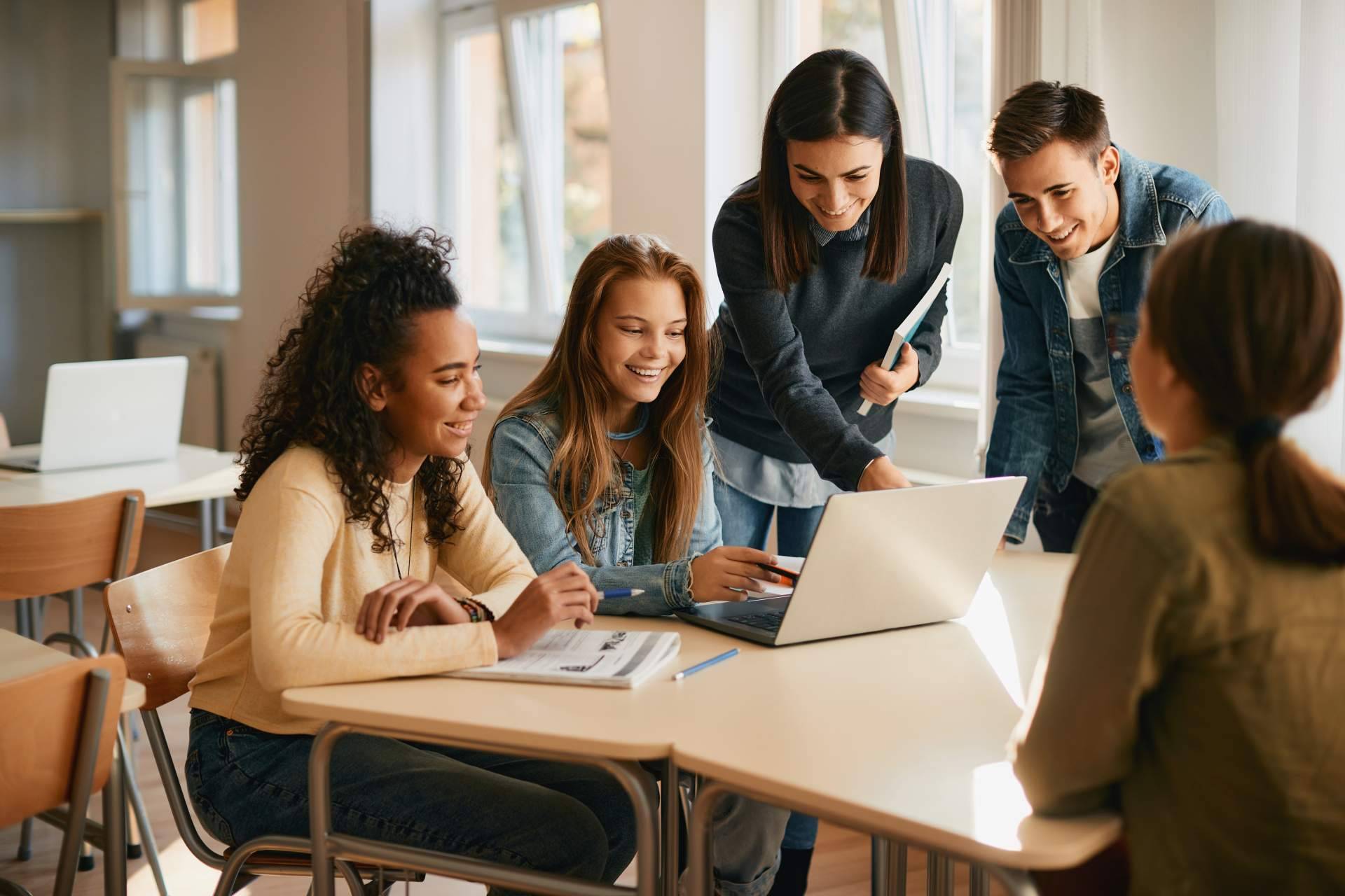ISEB revoluciona la formación superior con programas flexibles y atención personalizada 100% online