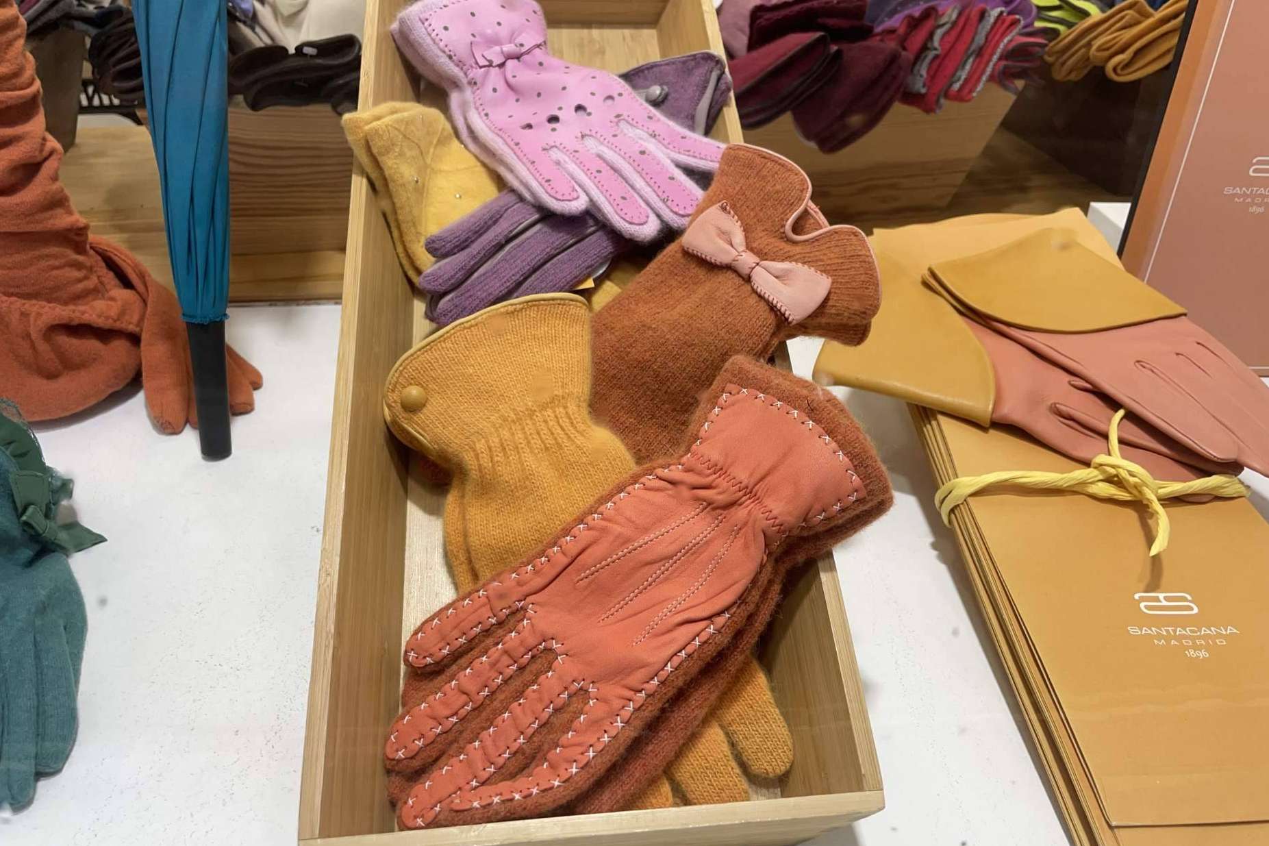 Santacana, guantes para regalo, una apuesta elegante y práctica para esta Navidad