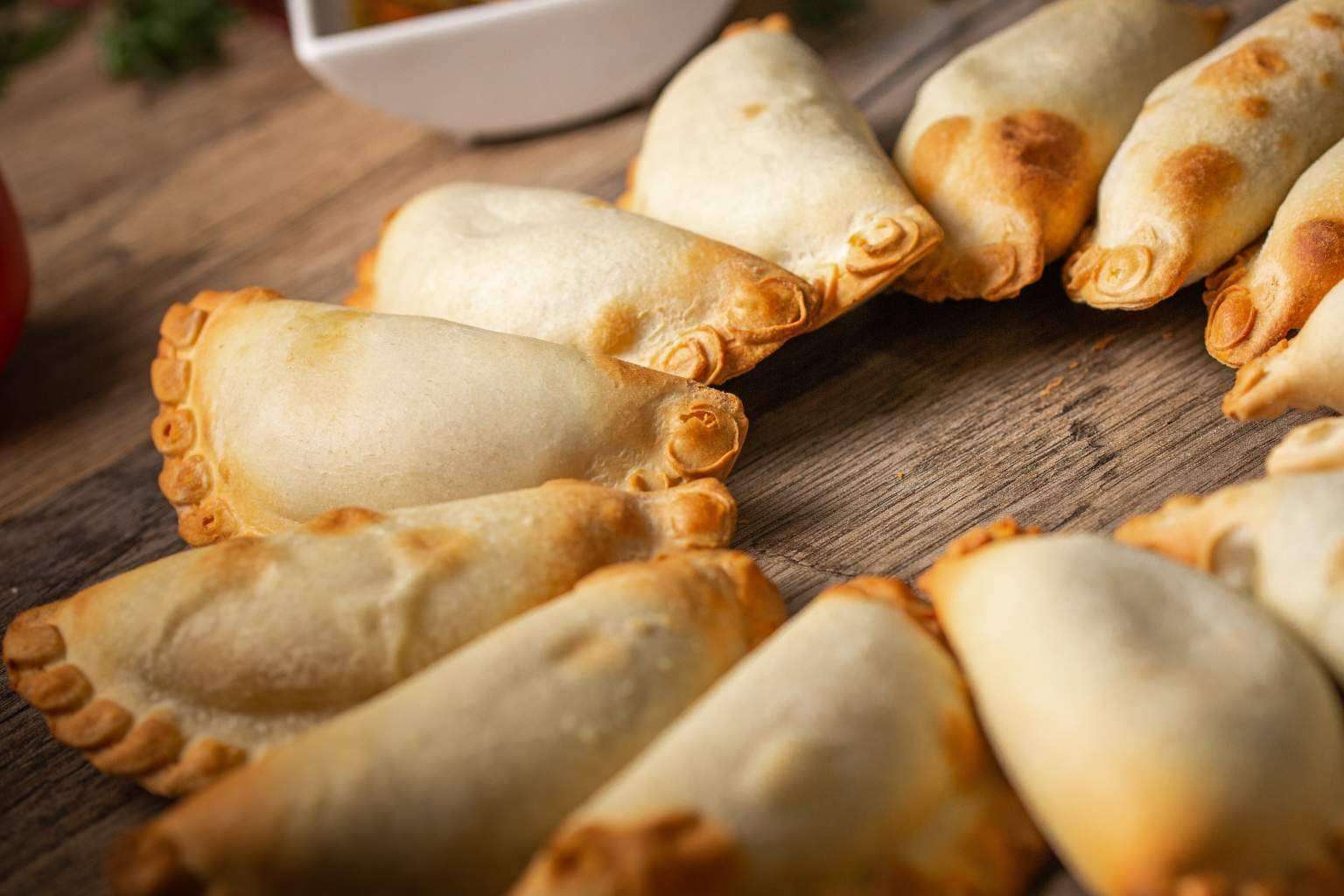 Empanadas argentinas, el toque artesanal que transforma los menús de bares y restaurantes