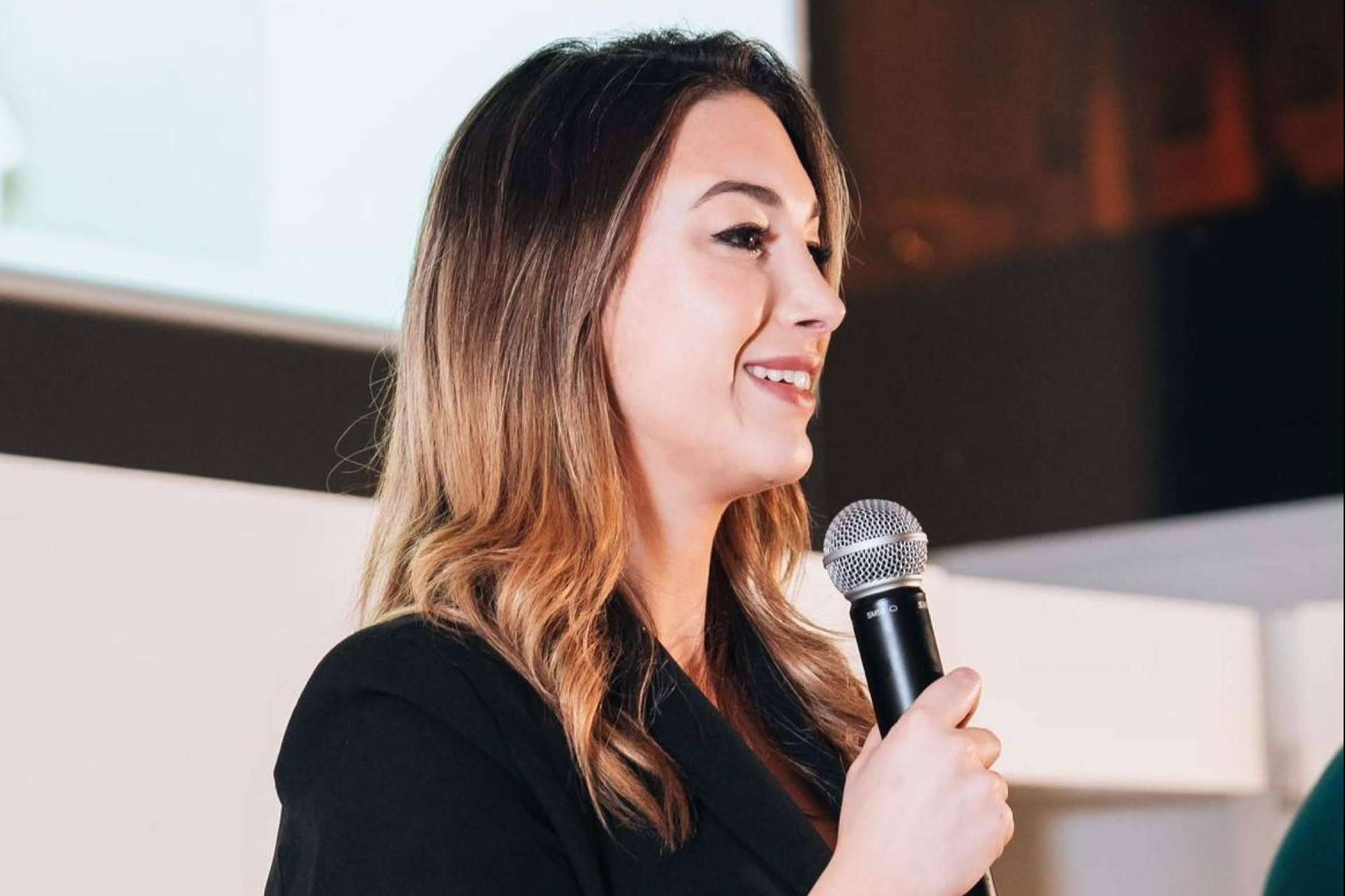 La versatilidad de Claudia Raymat; del periodismo a la gestión de crisis y el mundo foodie