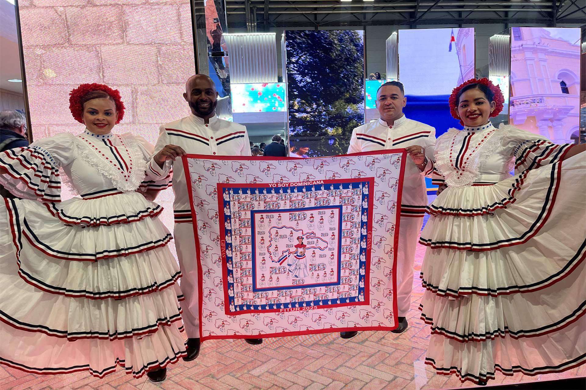 El pañuelo Fitur 2025 de Gifinas, una obra textil inspirada en República Dominicana