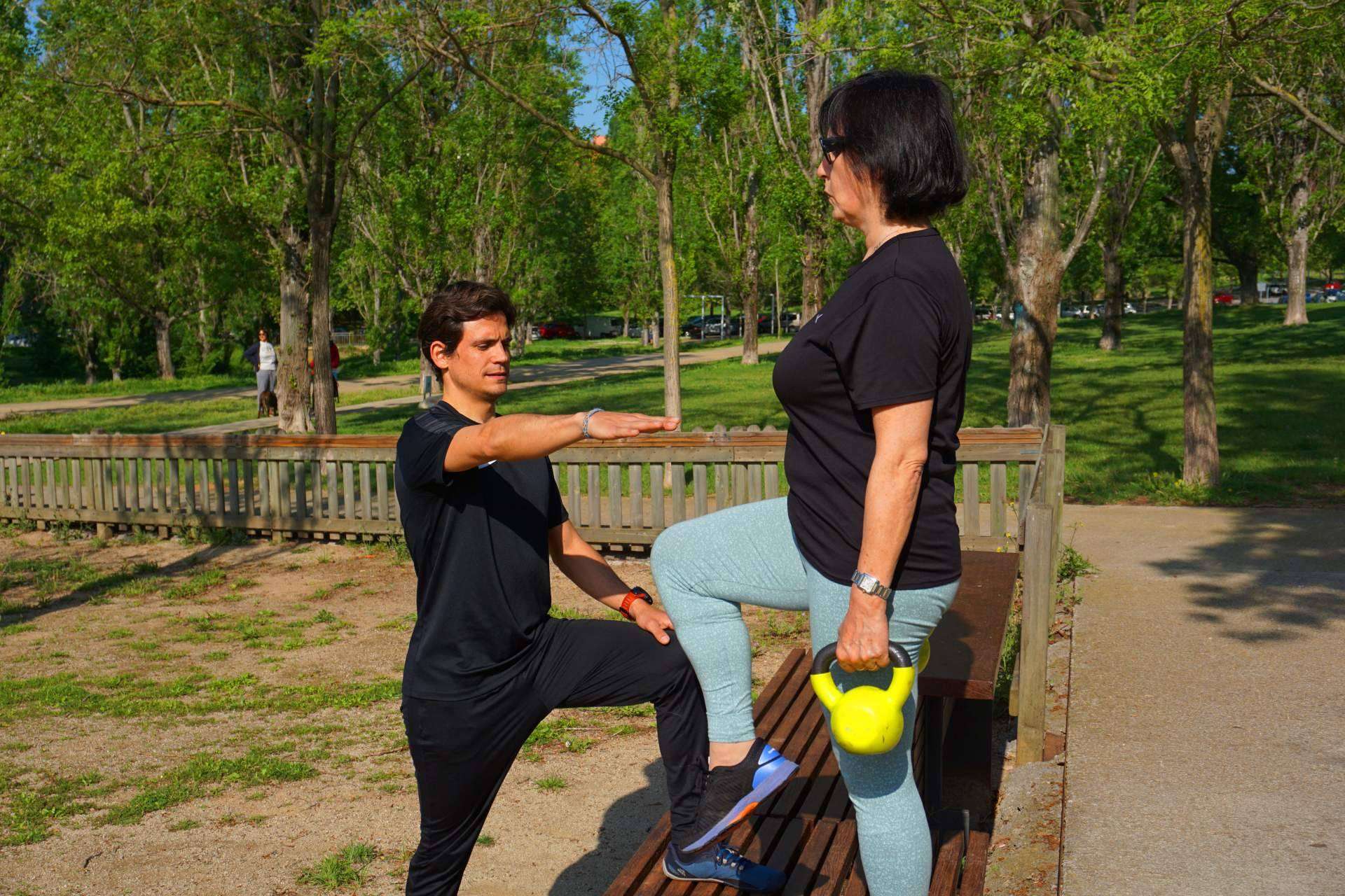 La clave del éxito en el entrenamiento de fuerza femenino, sesiones en grupo con enfoque personalizado