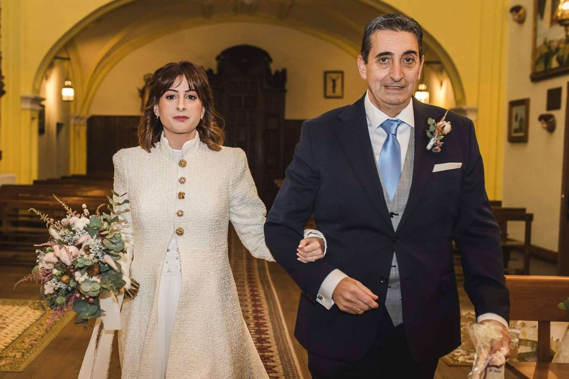 Novias invernales deValérie Moreau; Capas y abrigos que te harán brillar sin pasar frío