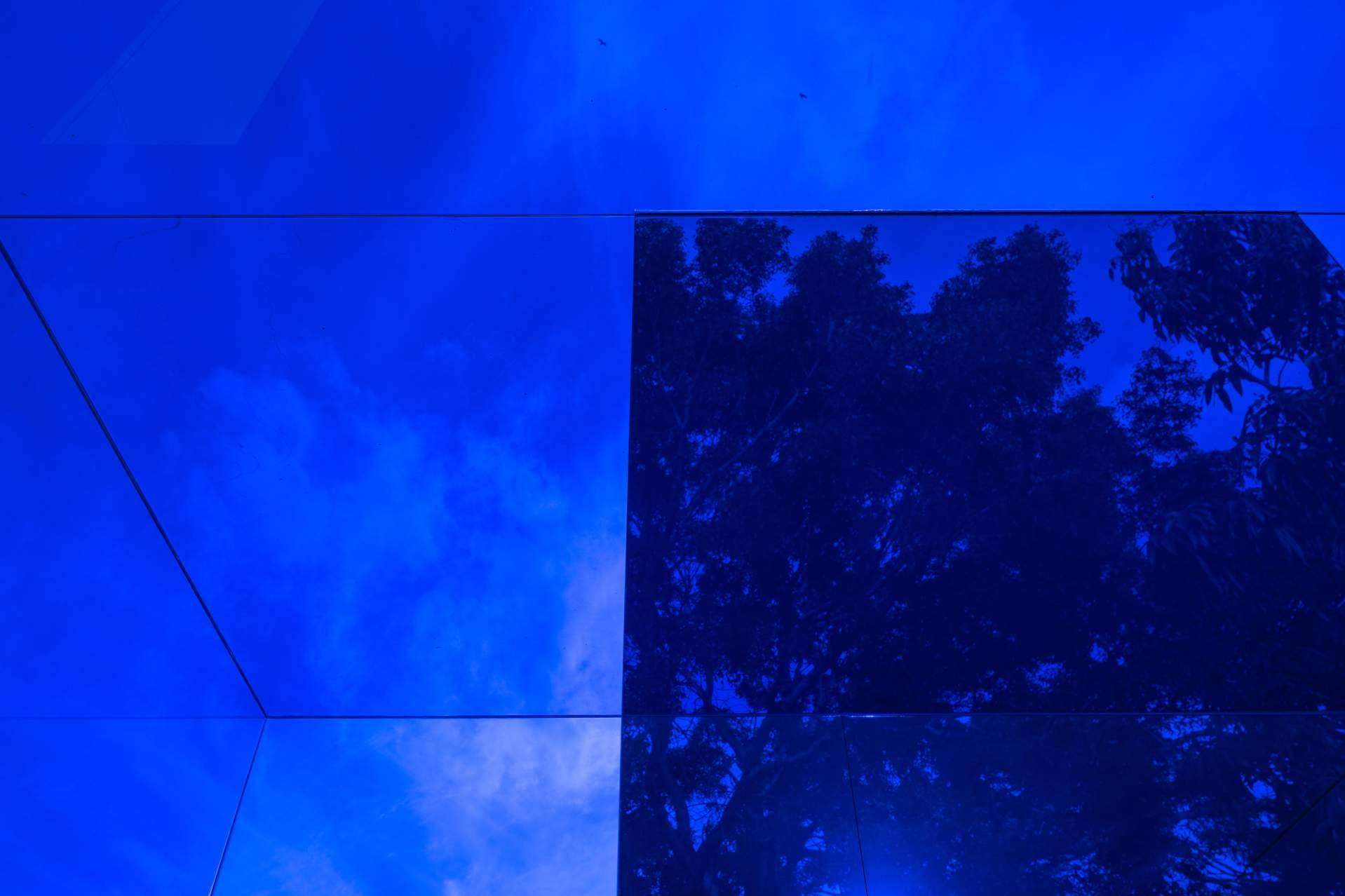 La instalación Cubo Azul de Rachel Valdés redefine la percepción del color