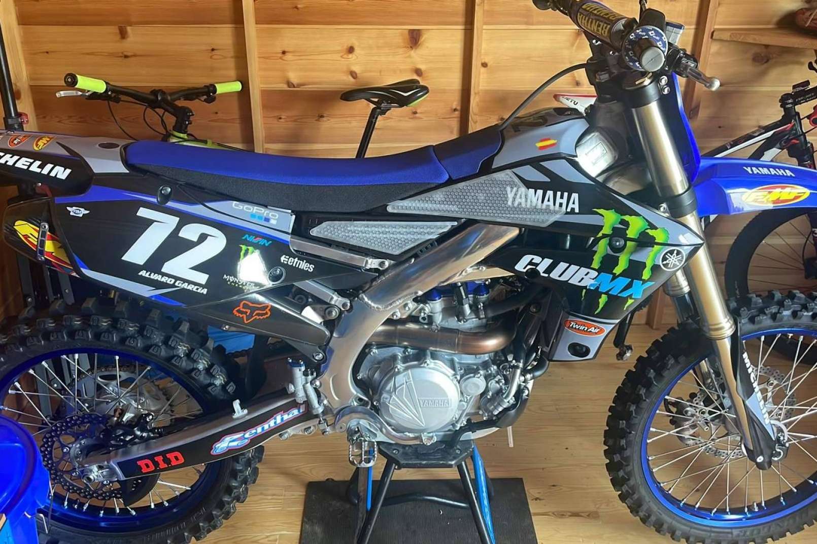Diseño, resistencia y personalización; los adhesivos de motocross que conquistan el off-road