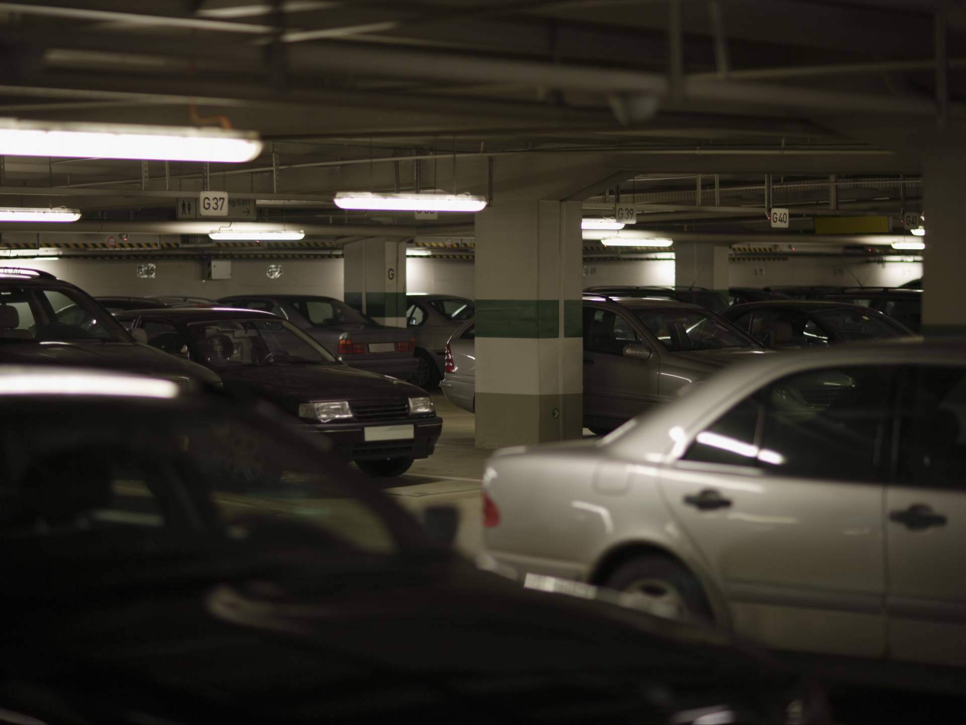 Mejorar la cobertura móvil en parkings; una necesidad clave para coches conectados y cargadores eléctricos