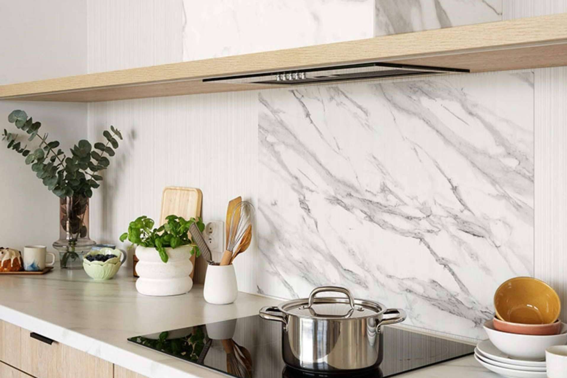 Cómo renovar la cocina sin reformas con alfombras vinílicas, vinilos decorativos y papel pintado