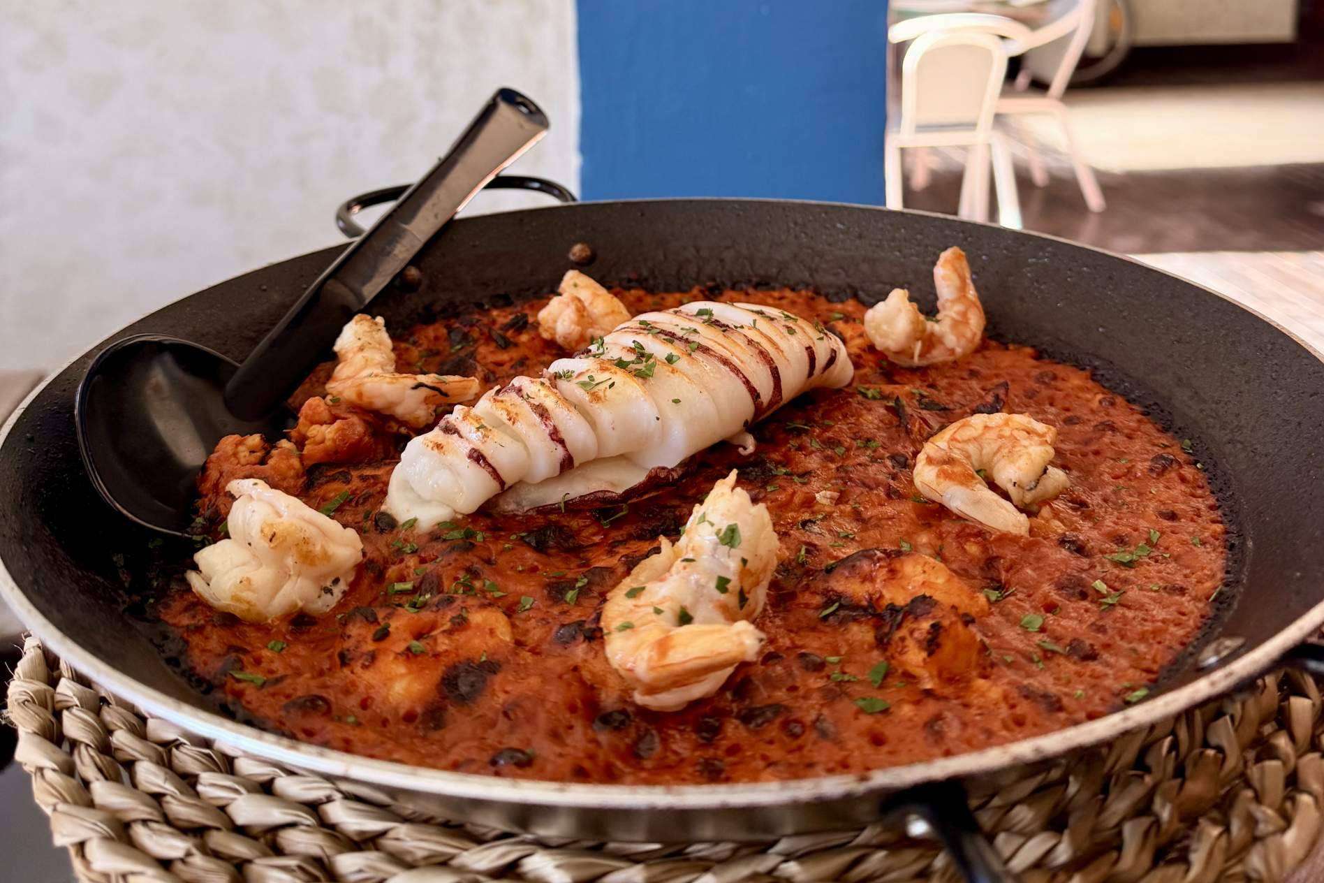 Casaamigos Playa se posiciona como referente de paella en Málaga Este con vistas al mar