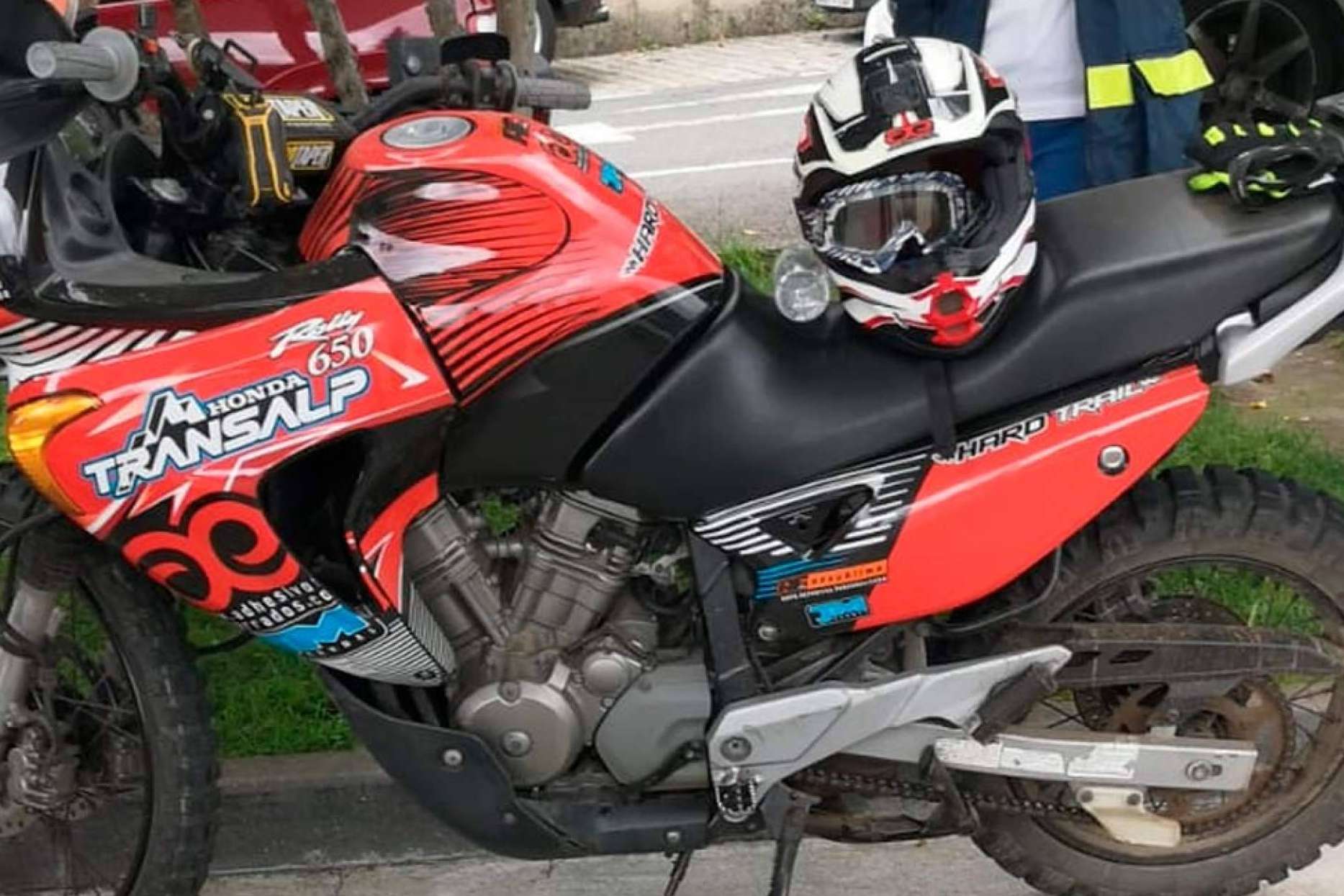 ADHESIVOSEMBARRADOS redefine el diseño de adhesivos personalizados para motos de campo