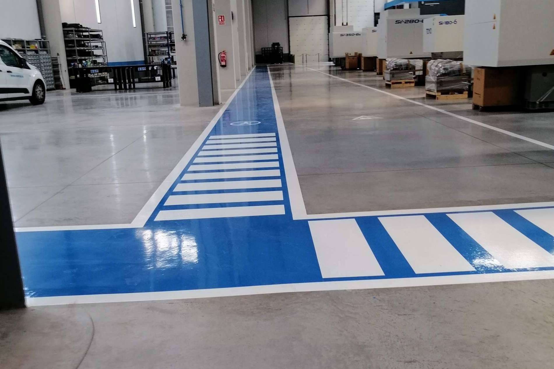 Serviarnau impulsa pavimentos resistentes y revestimientos duraderos en espacios industriales complejos