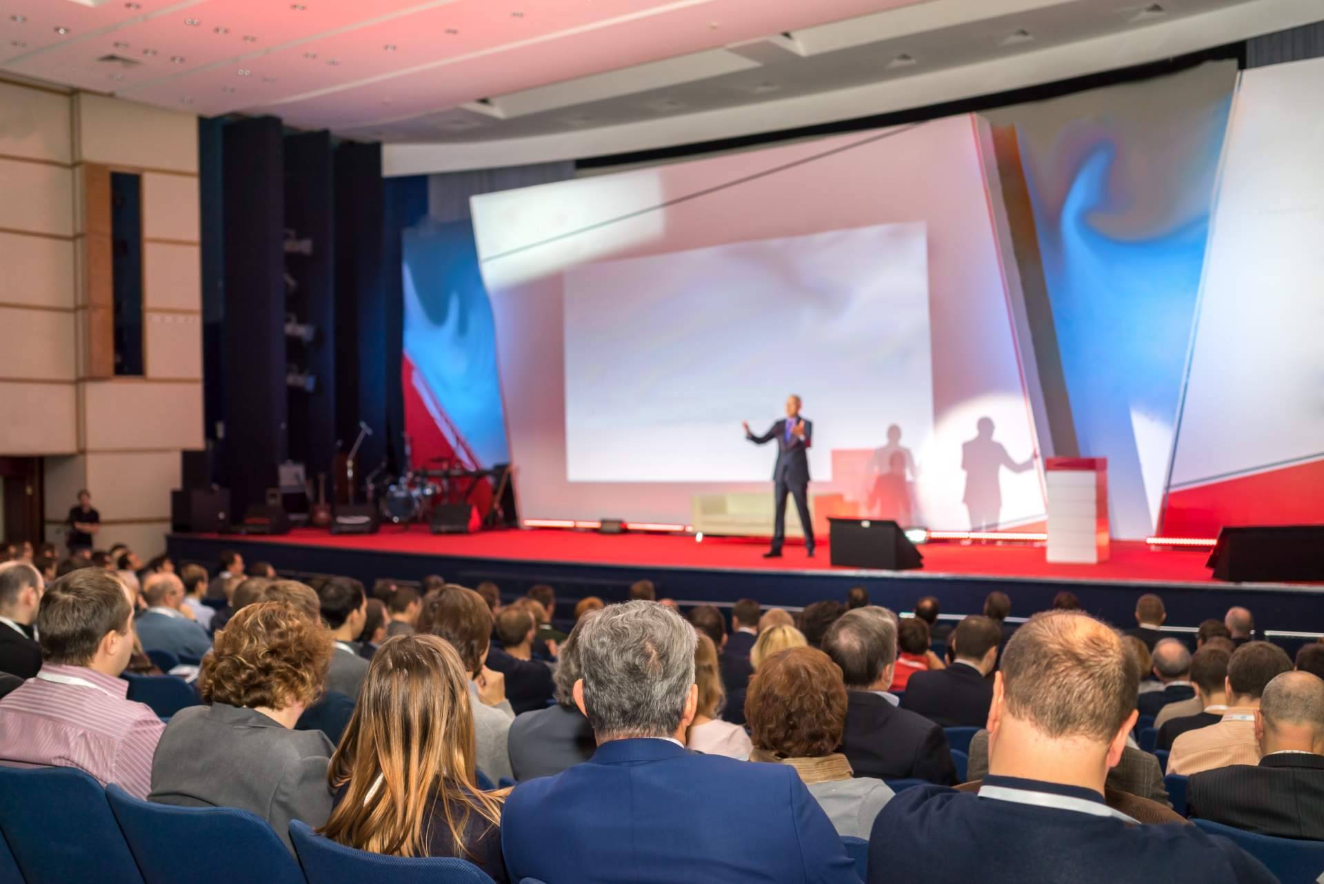 Cómo el diseño y montaje de stands para ferias de alta gama mejora la percepción de marca