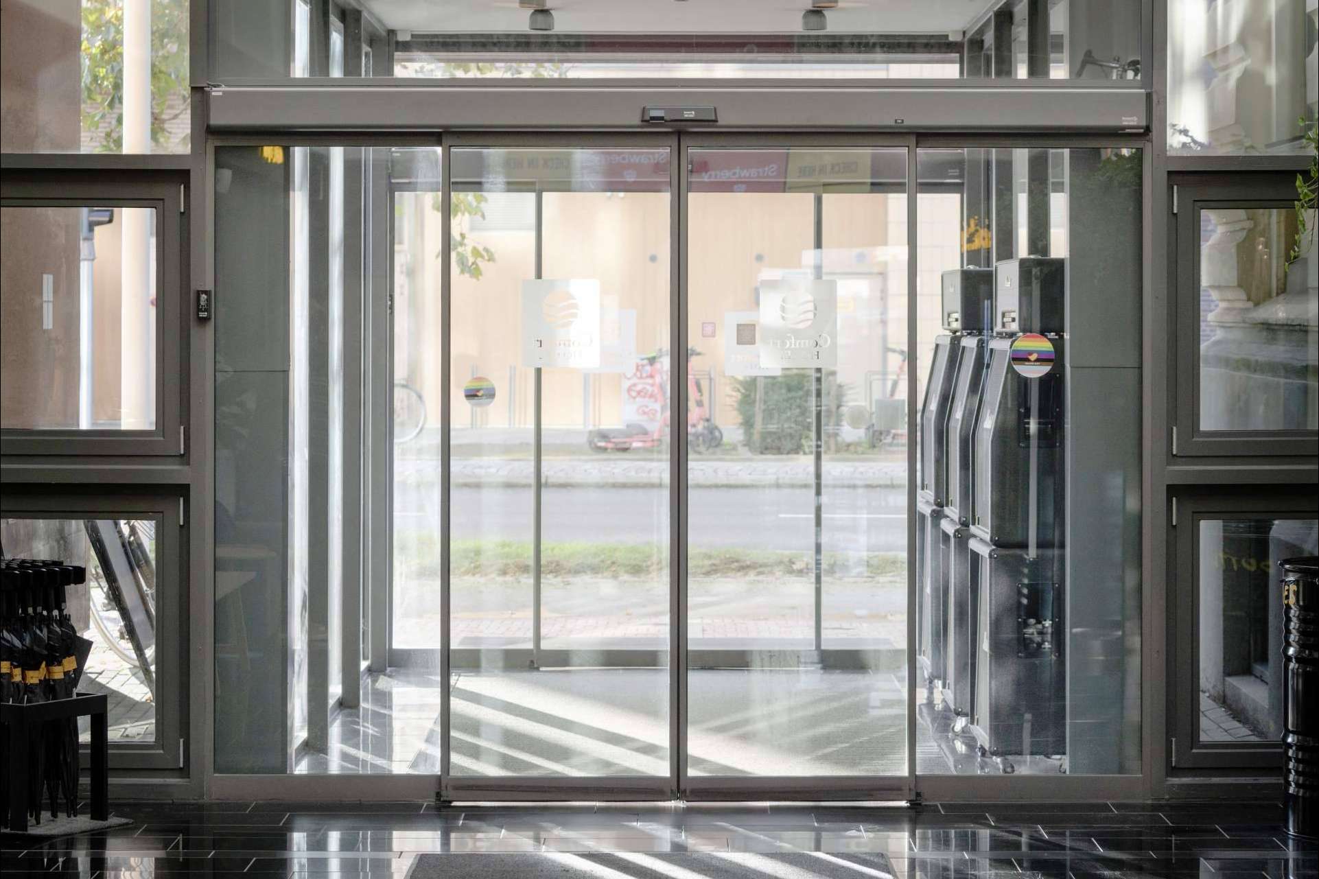 El impacto de las puertas automáticas en el ahorro energético de espacios públicos y privados