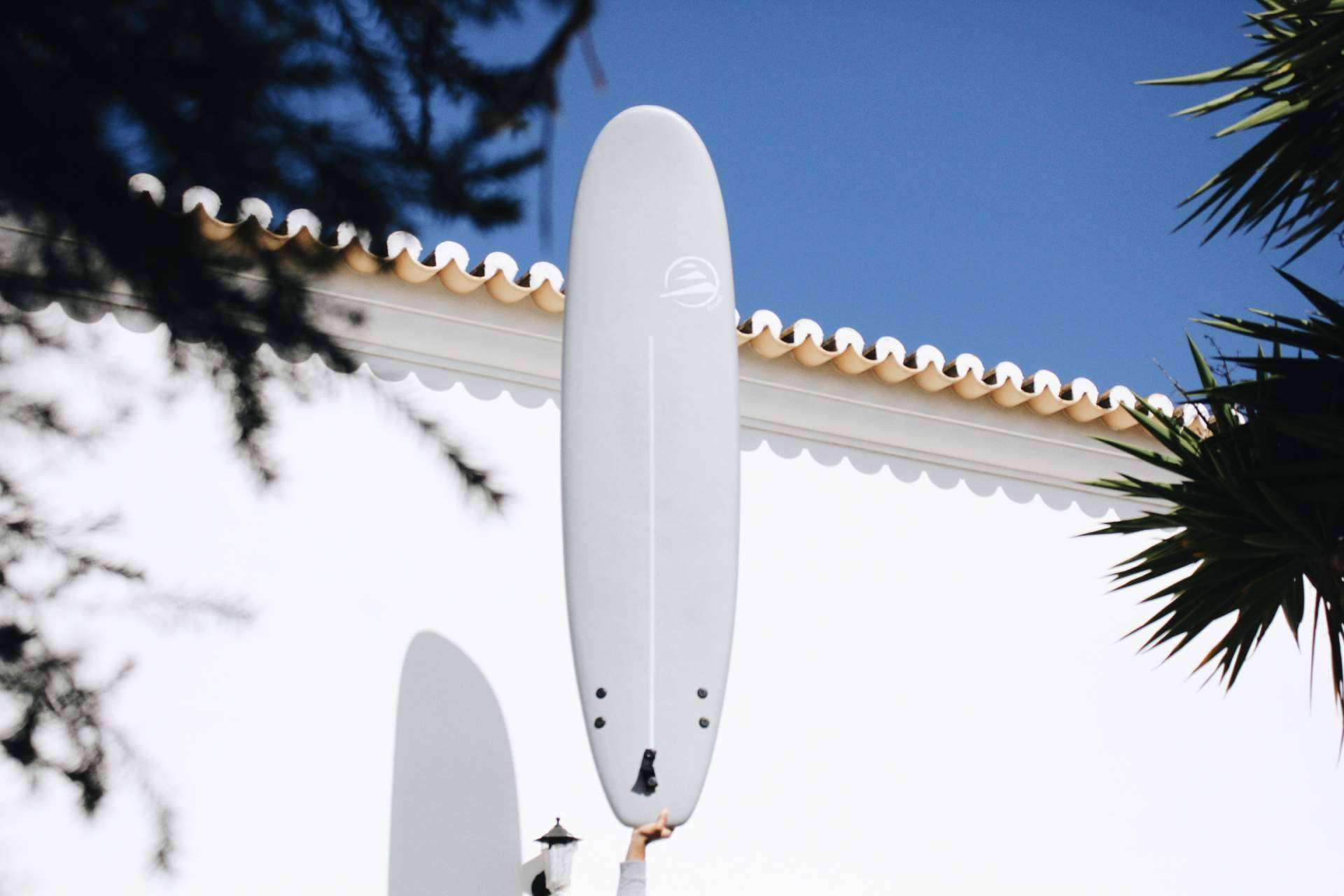 Cómo aprender a surfear este verano, consejos esenciales para principiantes
