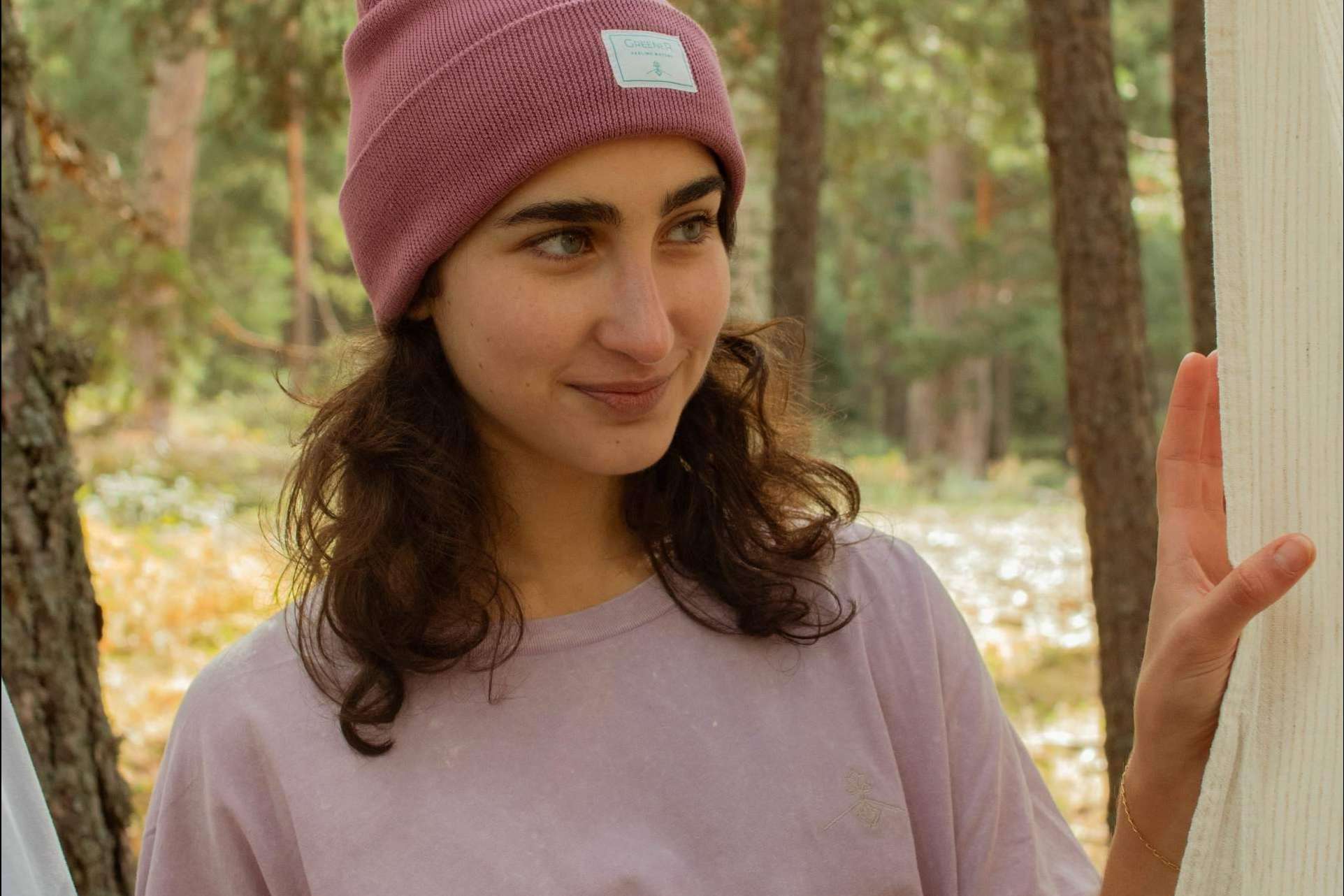 Greener redefine la sostenibilidad con ropa que actúa como 'árboles urbanos'
