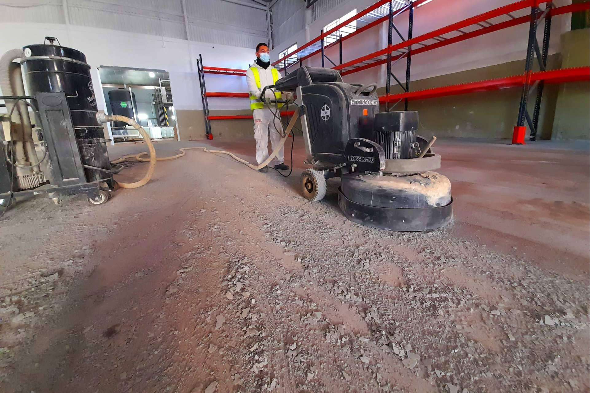 Serviarnau refuerza el sector industrial con pavimentos de alta resistencia y larga duración