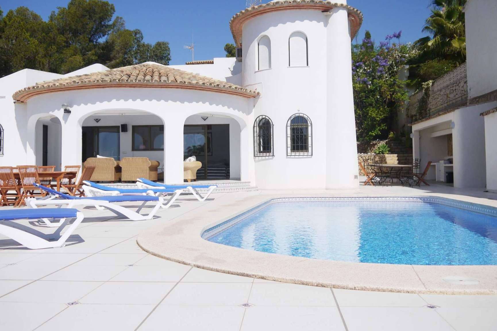 Alquileres Agatha Martínez Soria ofrece villas y apartamentos con piscina en Calpe y alrededores