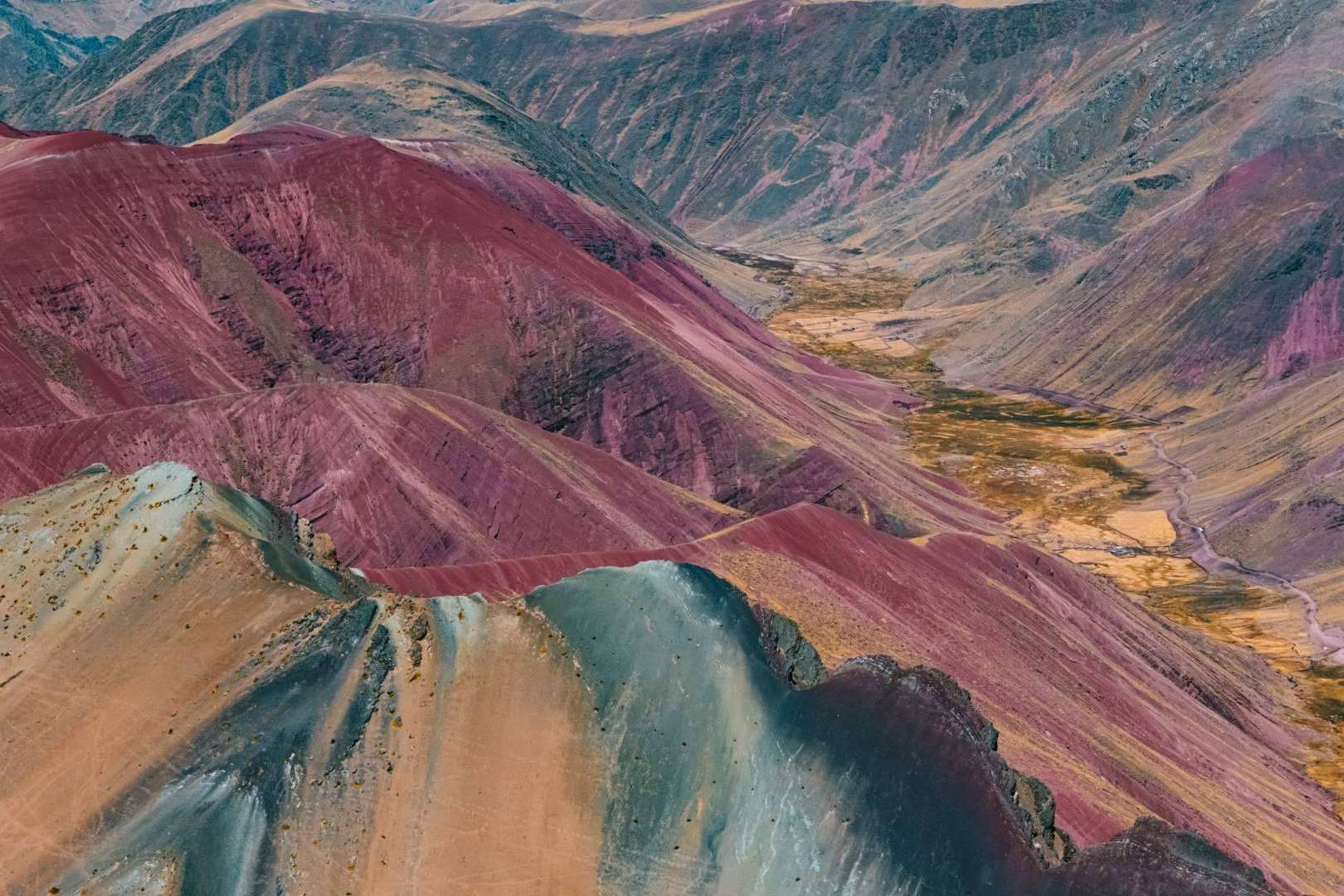 Vinicunca, la joya cromática de los Andes que conquista el turismo internacional
