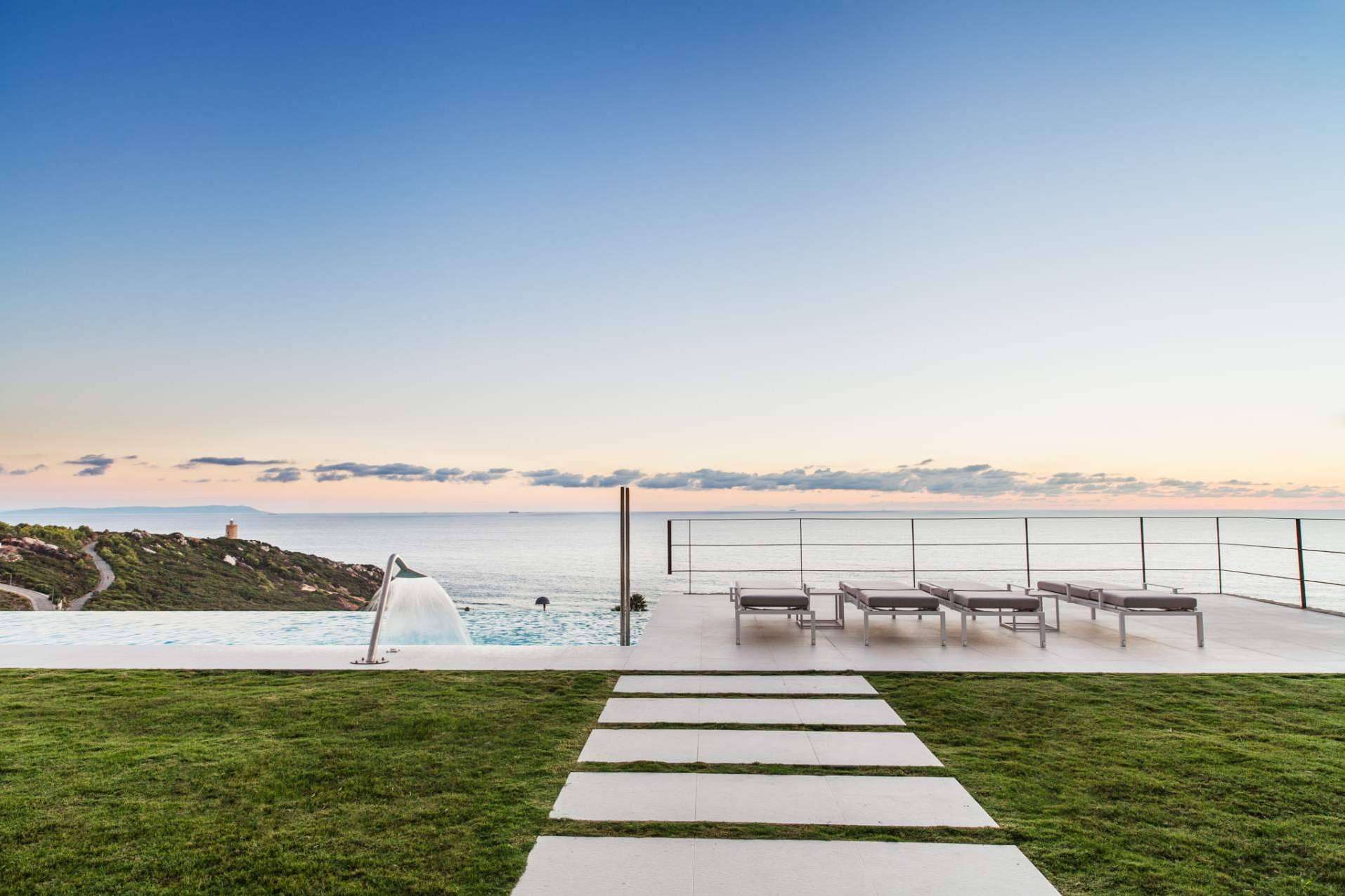 Villa Alkaram ofrece alquiler de villa de lujo con piscina y jacuzzi en Zahara de los Atunes