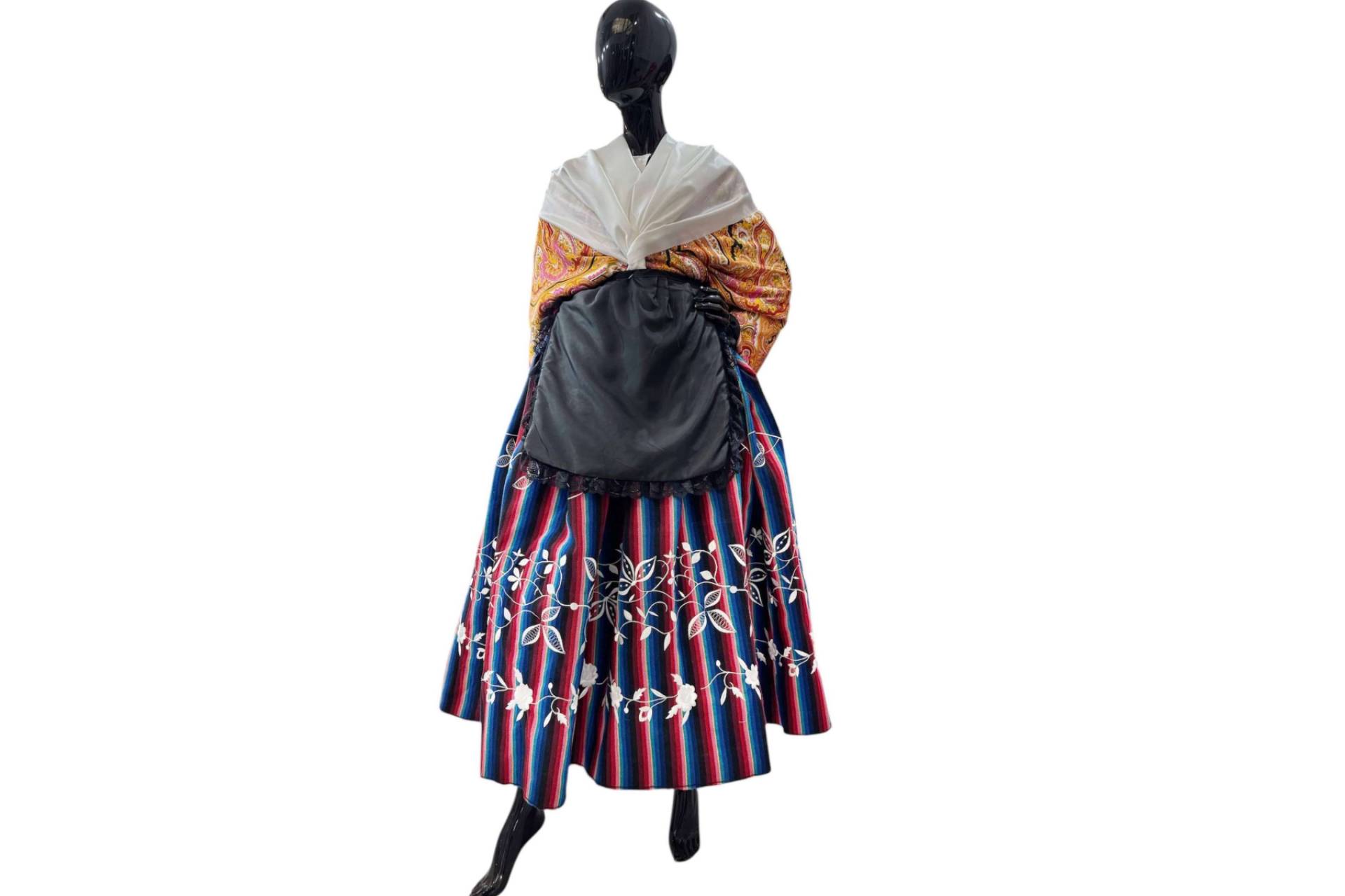 Sancha Artesanos; de los trajes regionales a la moda femenina pret-a-couture