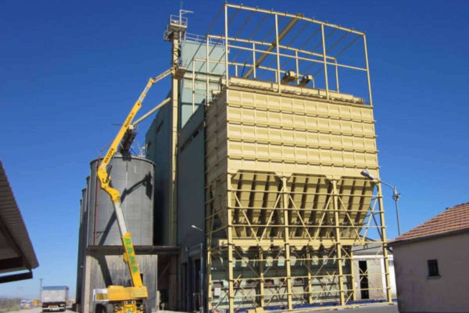 La compañía CMB potencia su gama de silos para agricultura con diseños para materias de espera y almacenamiento