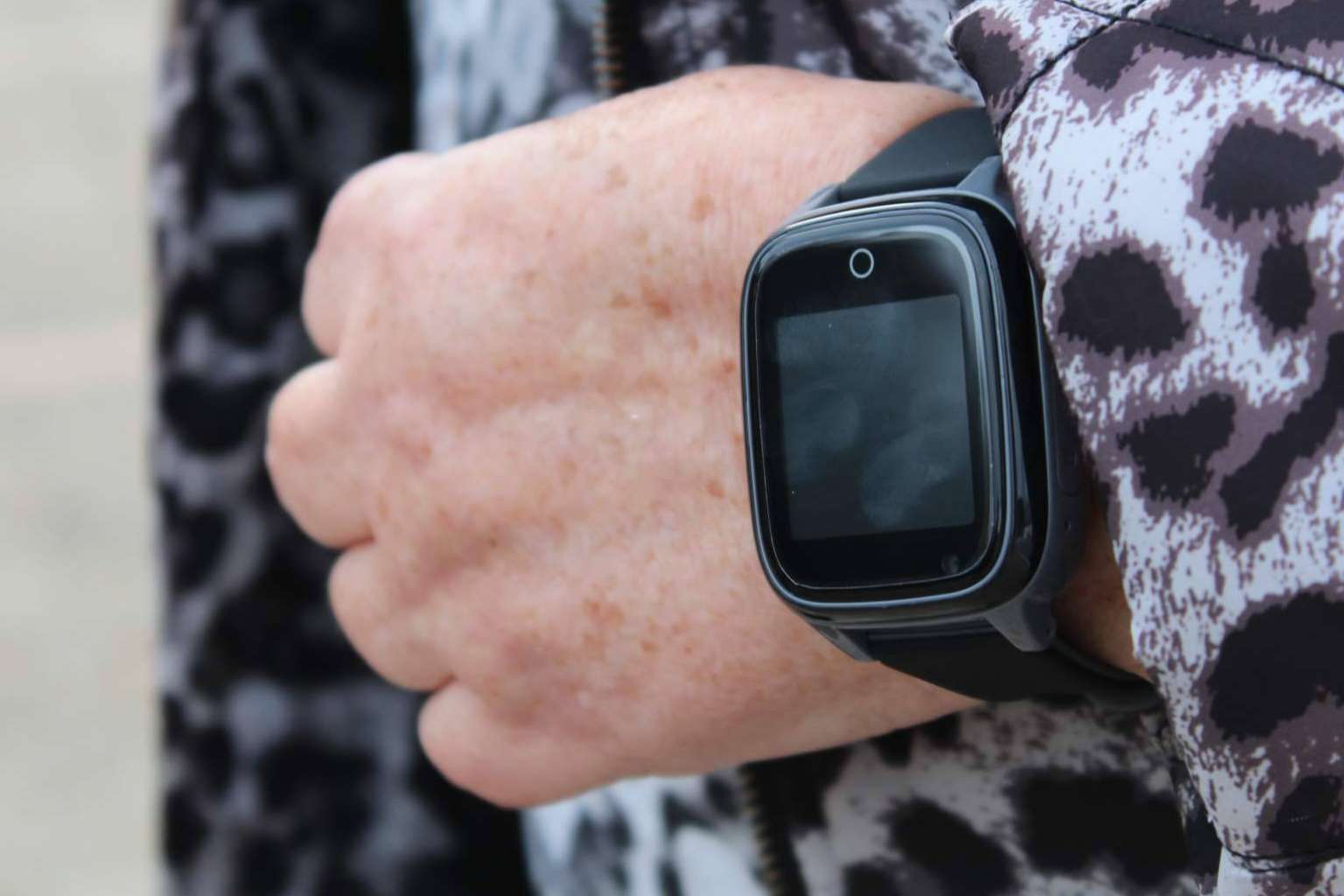 Seguridad, autonomía y conexión; el reloj de SaveFamily para mayores